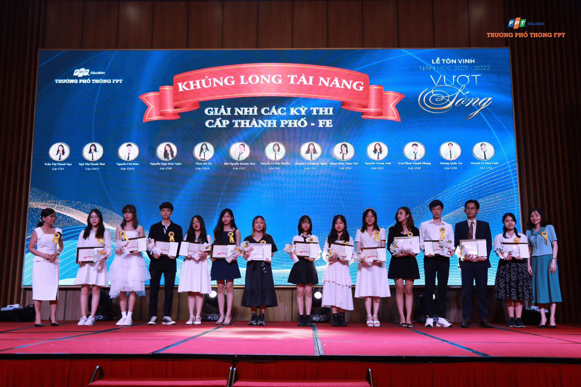 Chủ nhân của các danh hiệu Khủng long đã chính thức lộ diện tại Lễ vinh danh “Vượt sóng” năm học 2021 – 2022 tại THPT FPT Đà Nẵng | FPT Schools