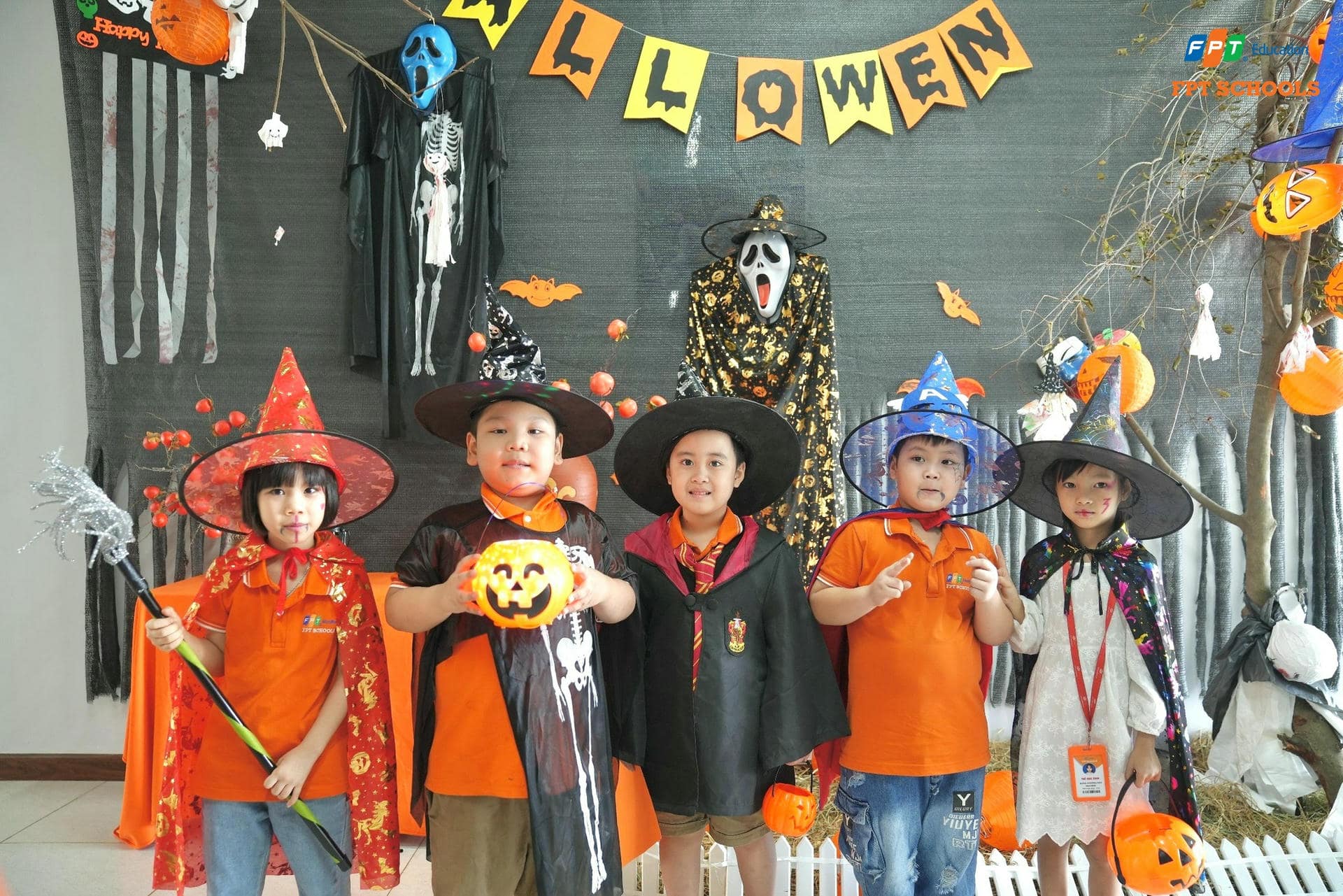 Không khí Halloween ngập tràn nhà F | FPT Schools
