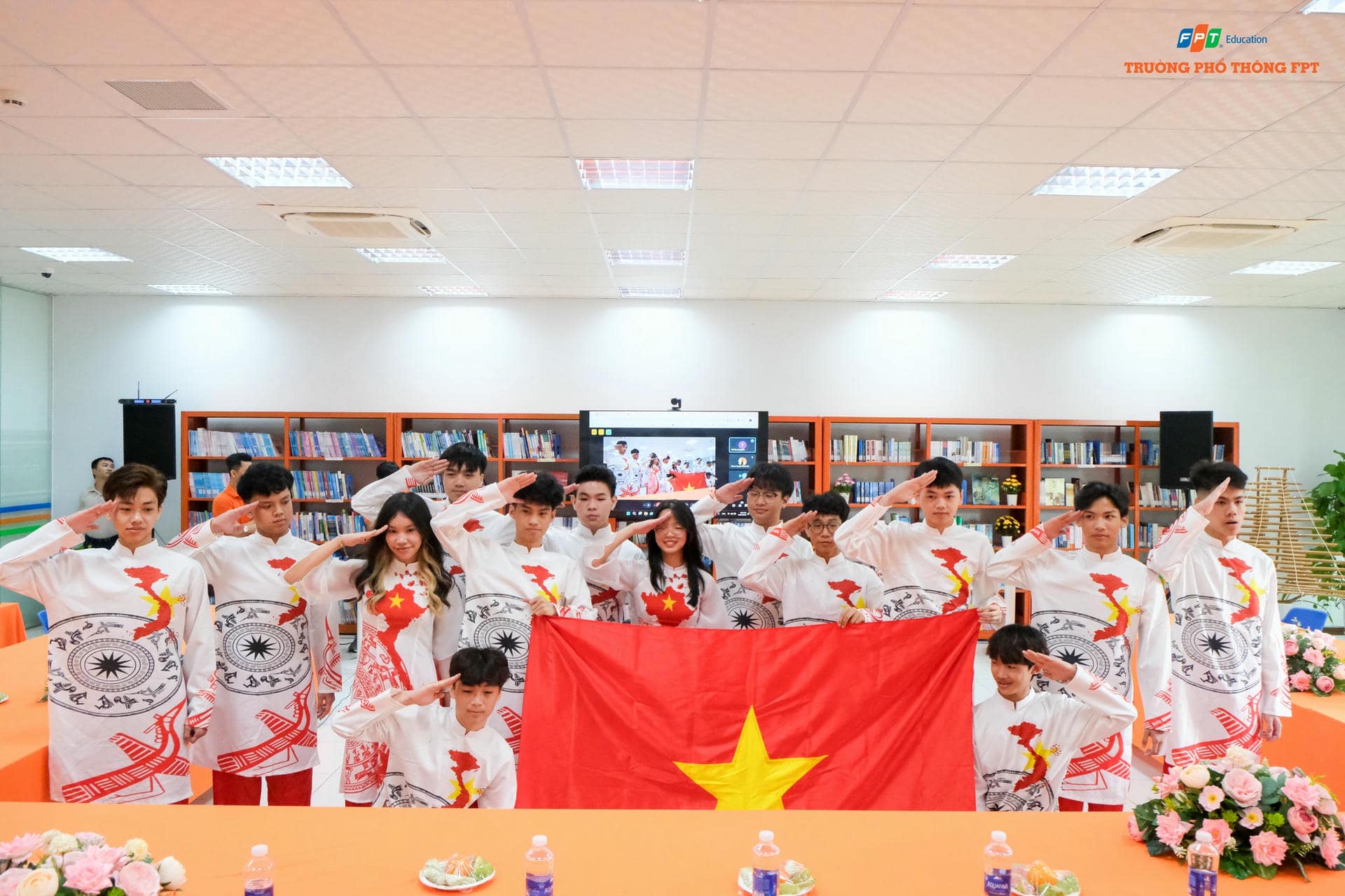 Học sinh FPT Schools mang bản sắc dân tộc tới cuộc thi công nghệ FIRST Championship 2024 | FPT Schools