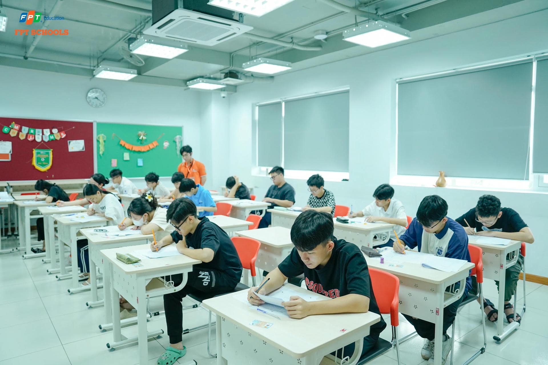 Đông đảo thí sinh toàn quốc tham dự kỳ thi tìm kiếm học bổng của FPT Schools | FPT Schools