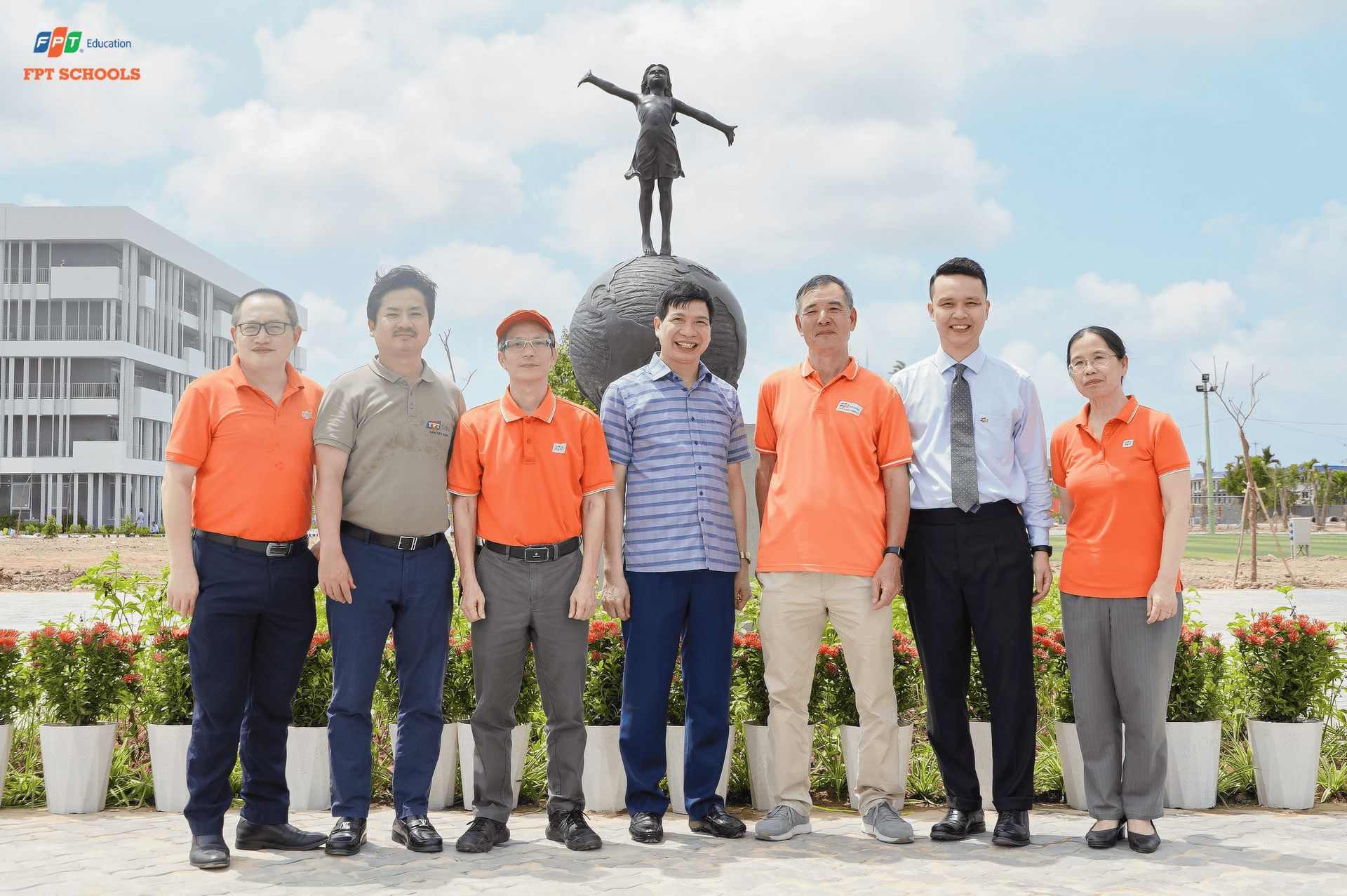 FSchool Thanh Hoá khánh thành biển hiệu trường và tượng Joyful Empowerment | FPT Schools