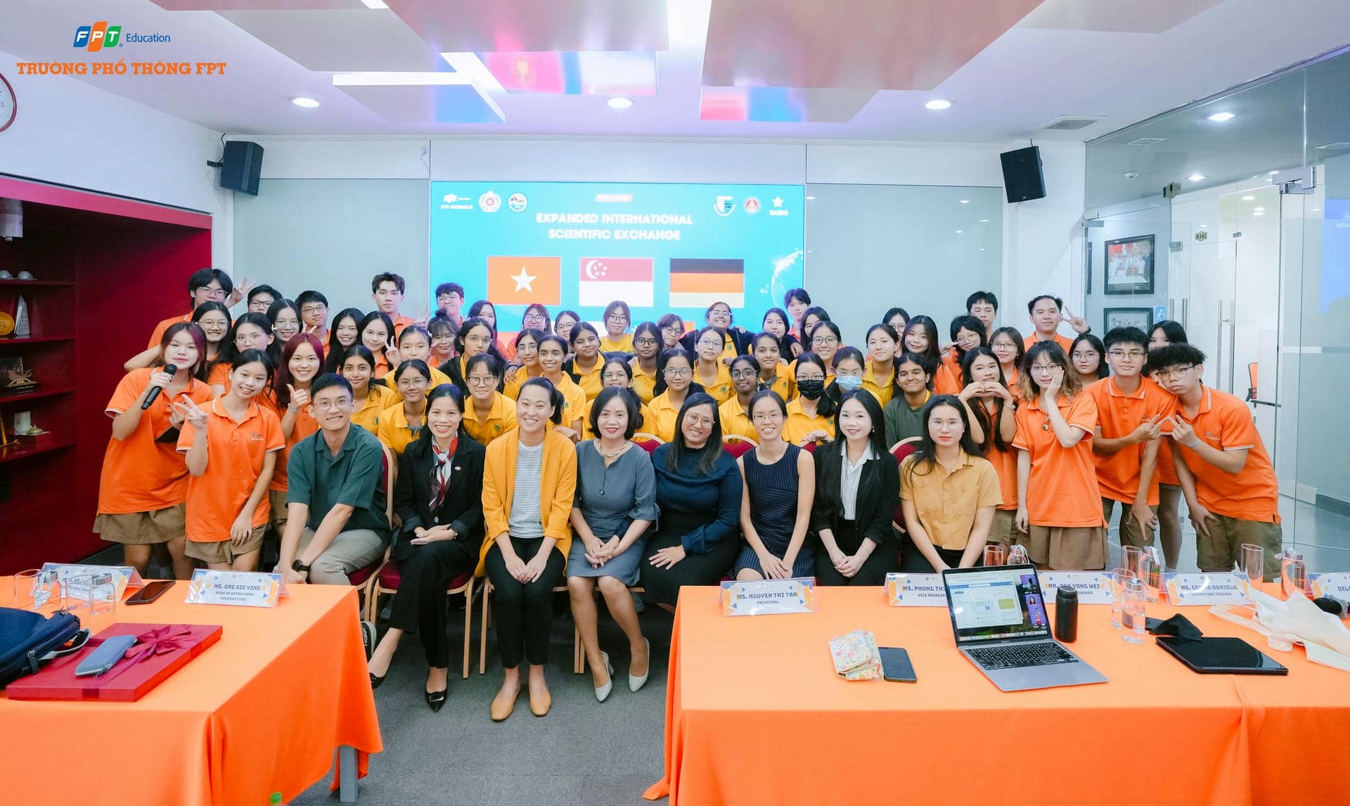 Chương trình Giao lưu Khoa học Quốc tế mở rộng tại FSchool Hà Nội thu hút gần 1200 học sinh đến từ 6 quốc gia tham dự  | FPT Schools