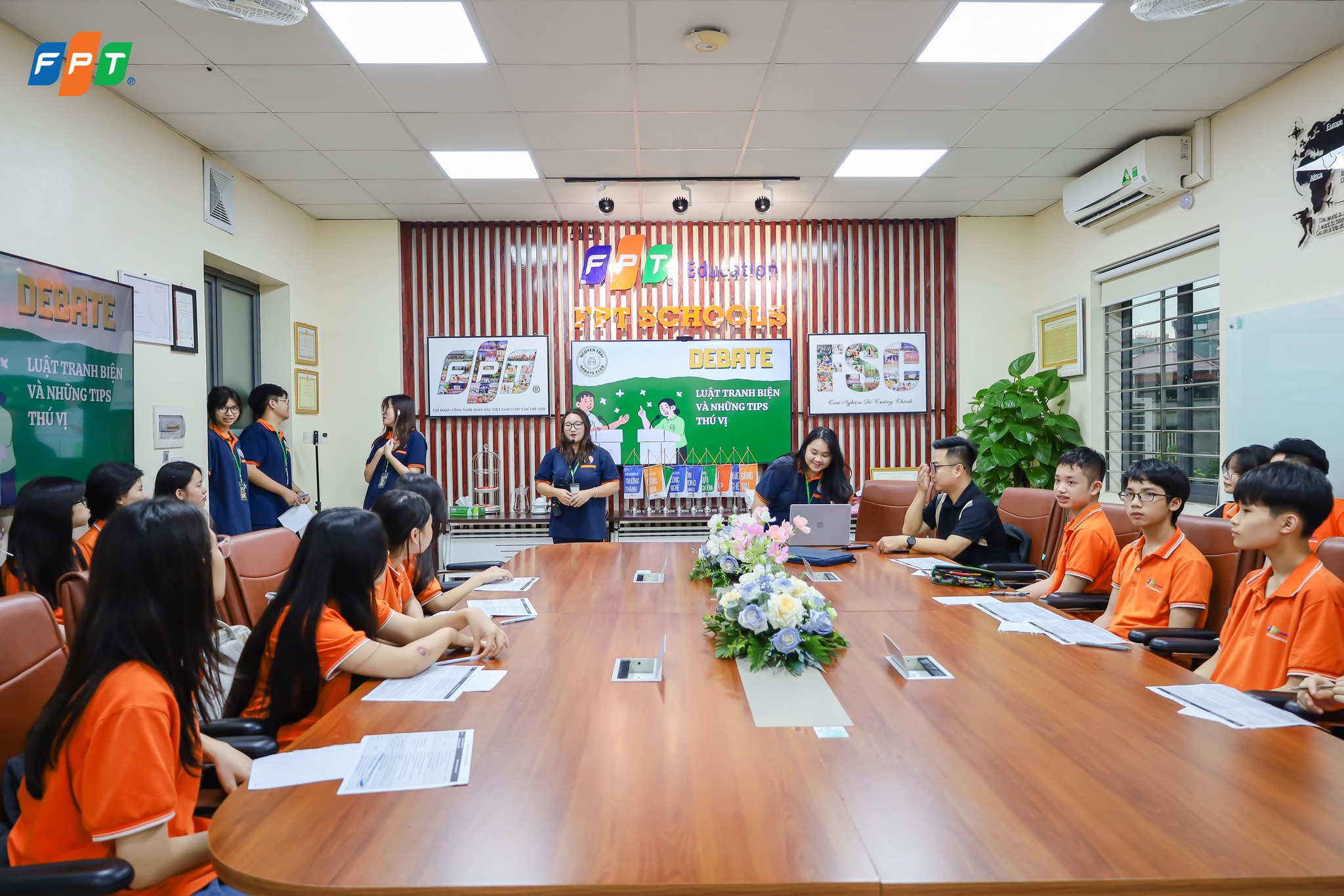 Đấu trường tranh biện 2025: 12 đội thi FPT School Cầu Giấy sẵn sàng chinh phục bán kết​