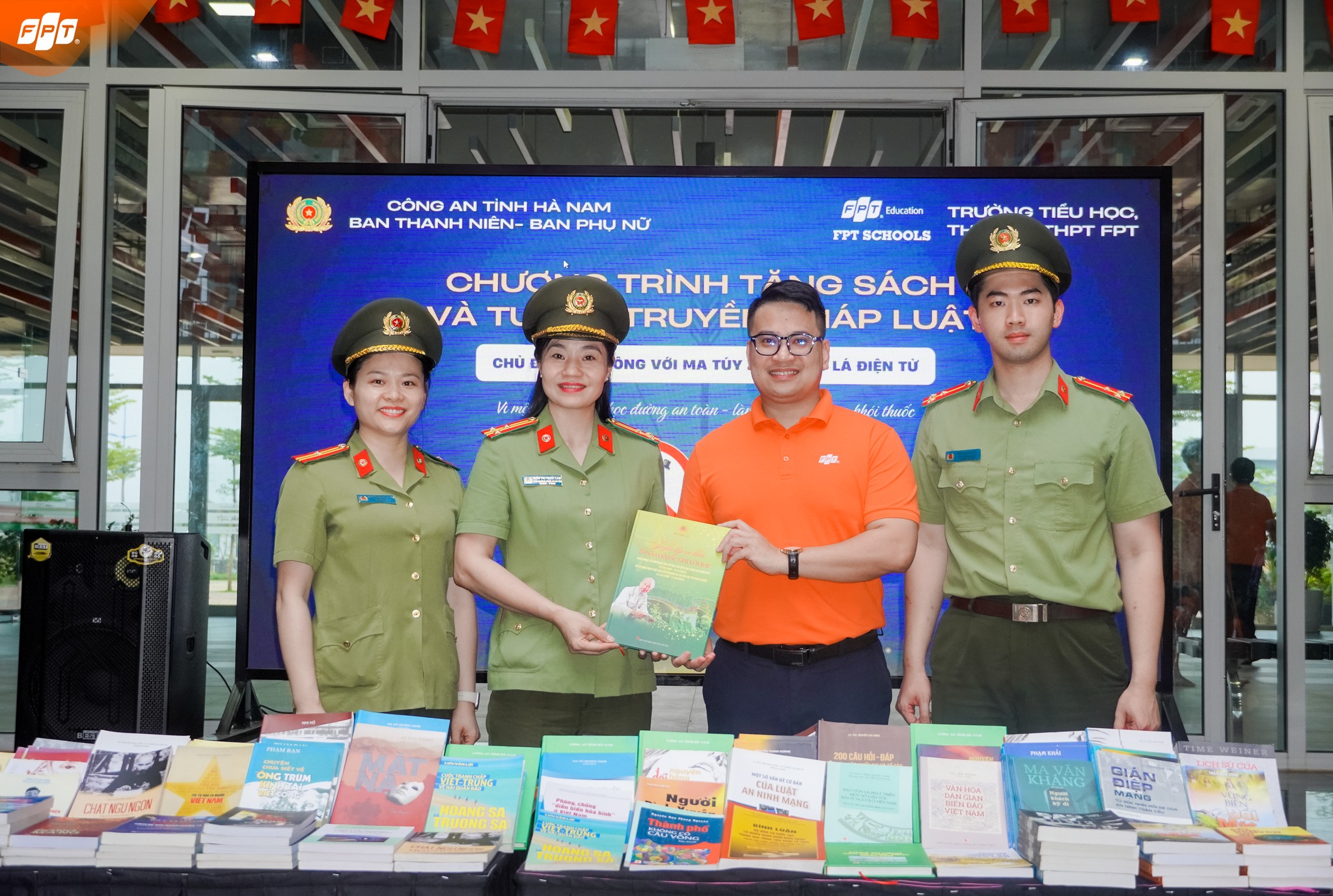Chương trình tặng sách Nói không với ma túy và thuốc lá điện tử