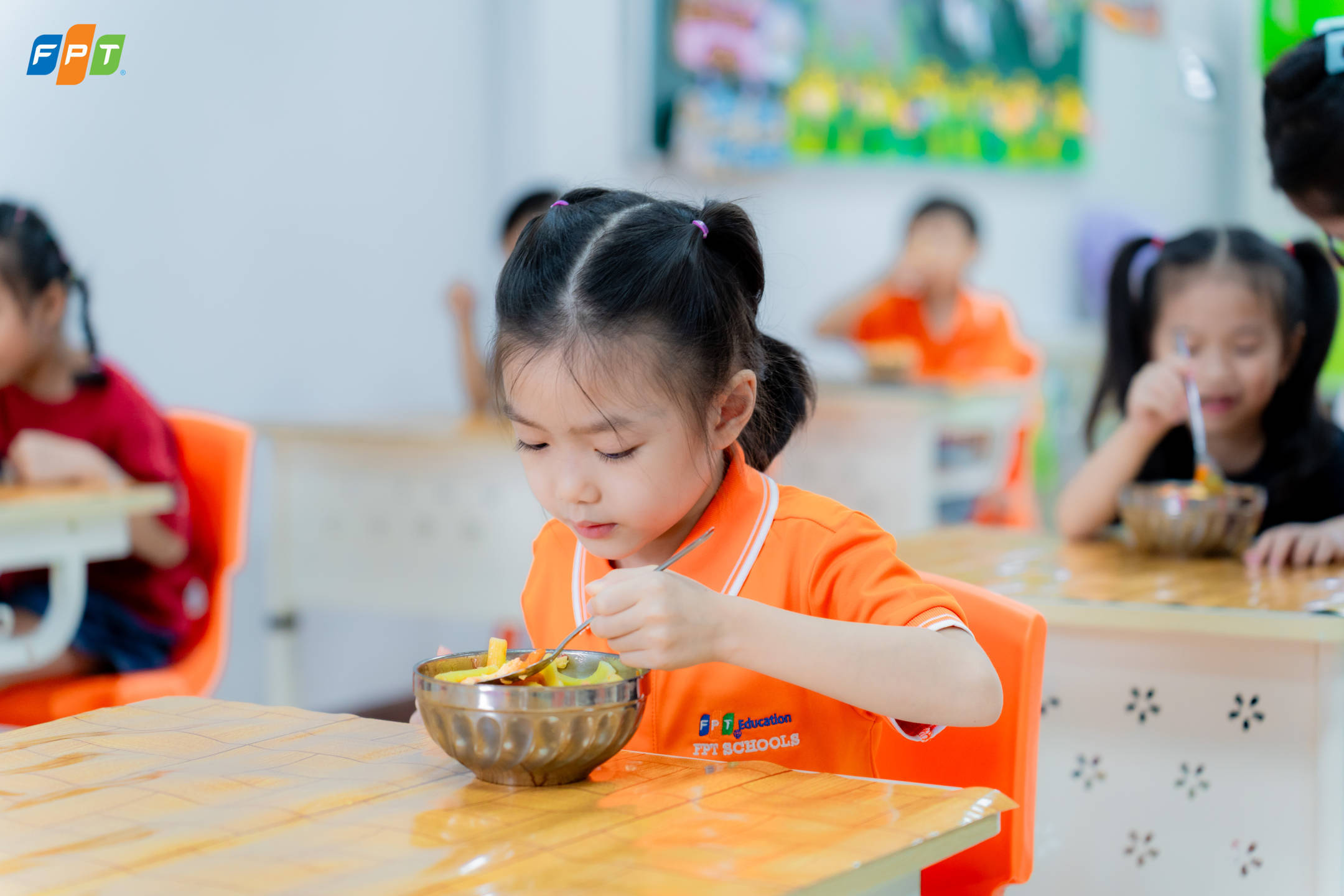 Học sinh sử dụng bữa trưa bán trú tại Trường