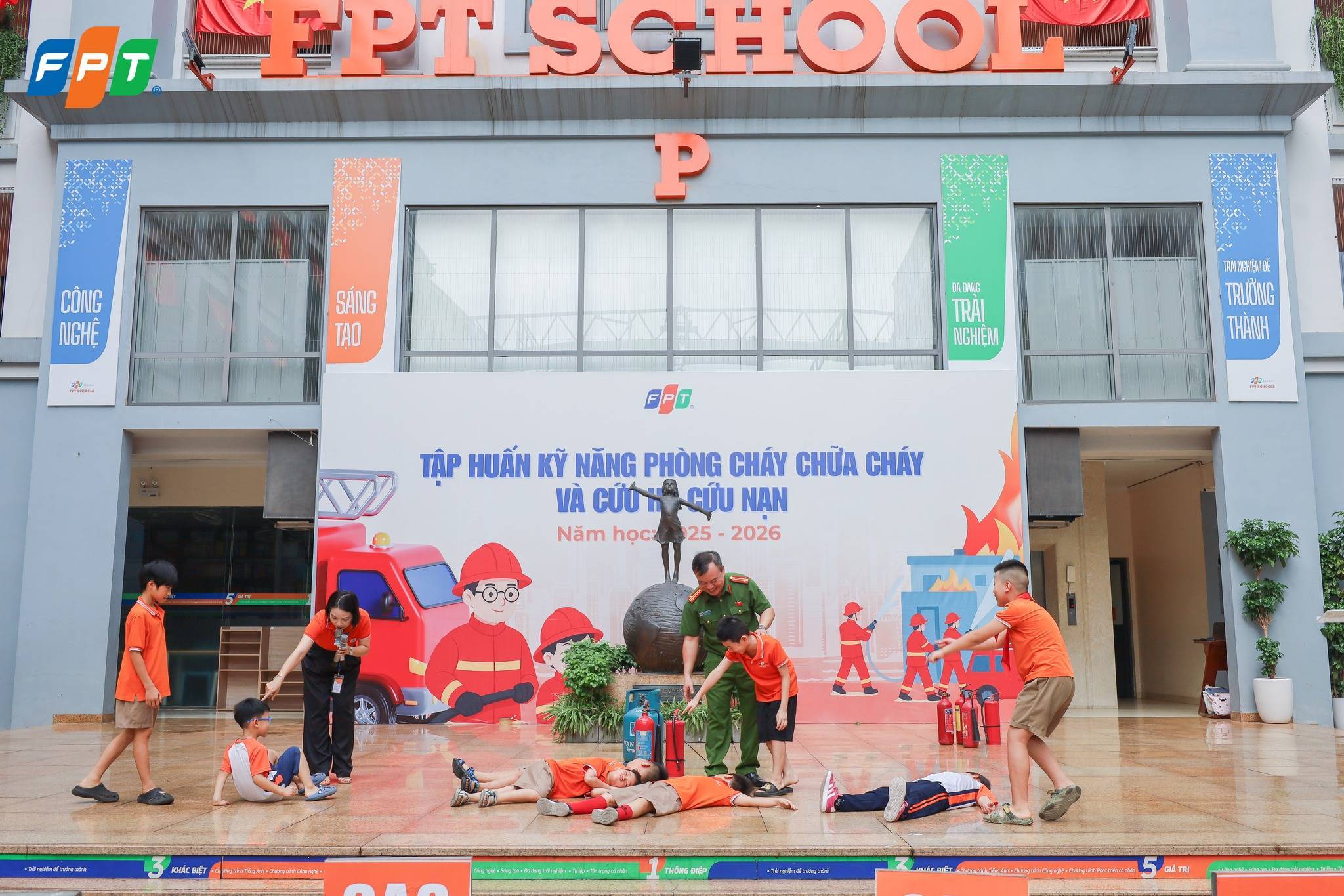 Học Sinh Tiểu Học FPT School Cầu Giấy Tập Huấn Phòng Cháy Chữa Cháy Và Cứu Hộ Cứu Nạn