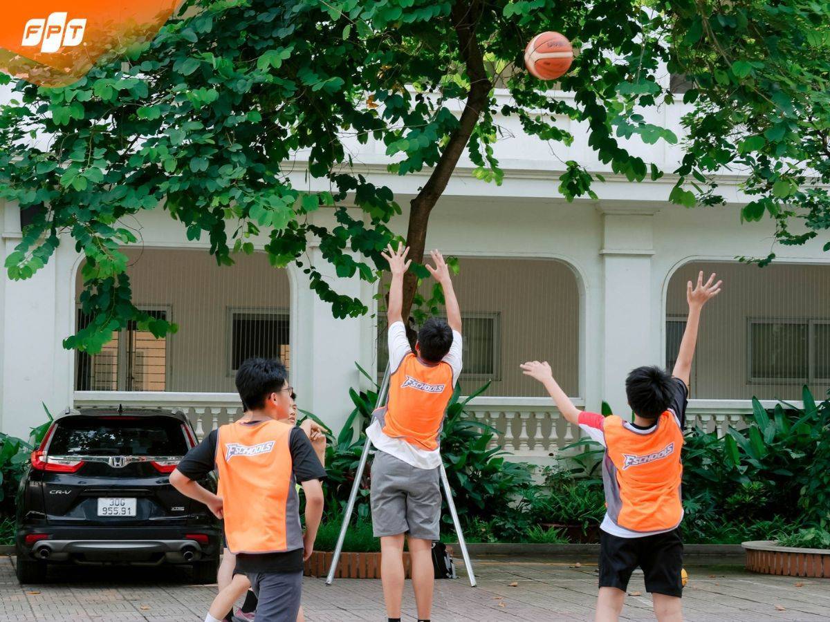 Thường xuyên giao tiếp, phản hồi tích cực - kỹ năng làm việc nhóm là gì