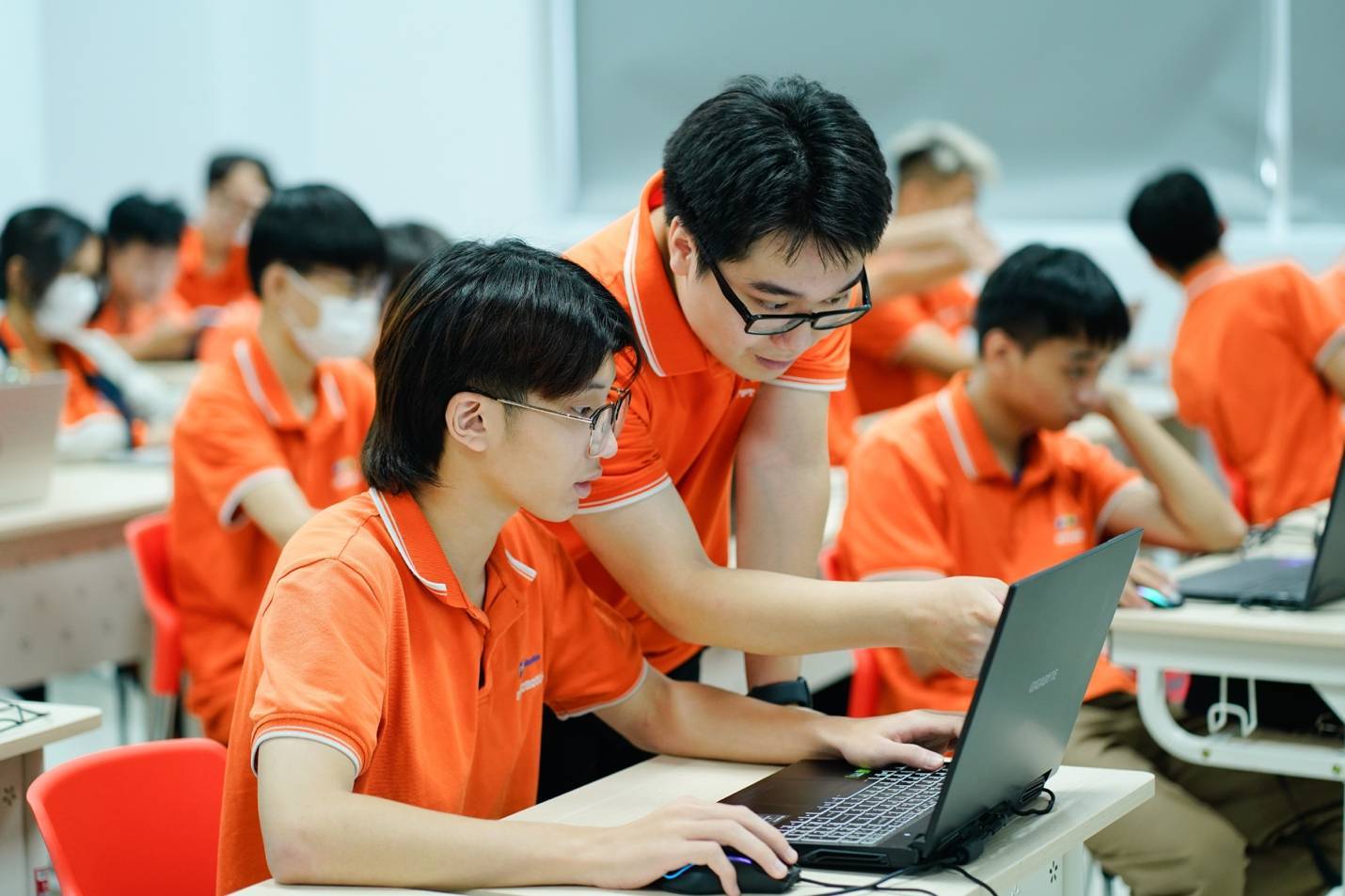 Ứng dụng AI học Hóa trên máy tính giúp tăng điểm nhanh chóng