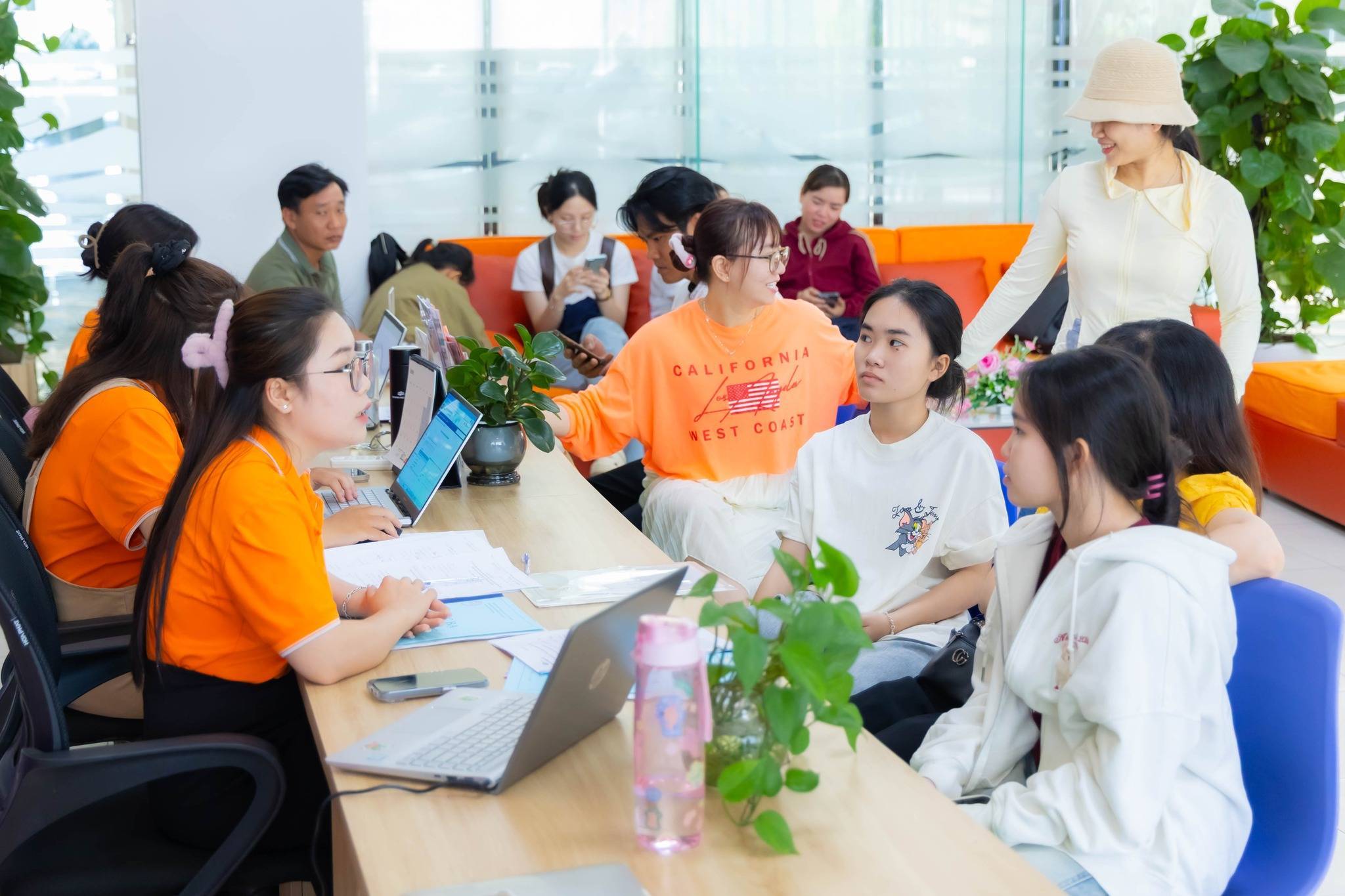 Làm Sao Để Con Không Nghiện Mạng Xã Hội? 10 Bí Quyết Cha Mẹ Nên Áp Dụng Ngay Hôm Nay