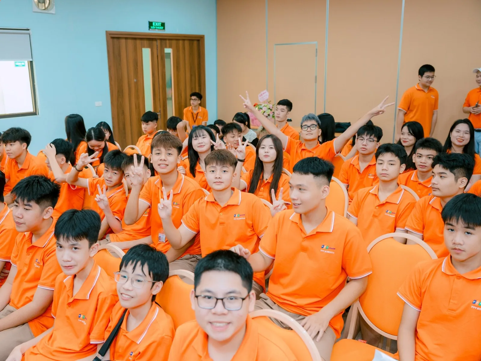 9 cách giúp con nhút nhát trở nên tự tin mà cha mẹ nên biết | FPT Schools