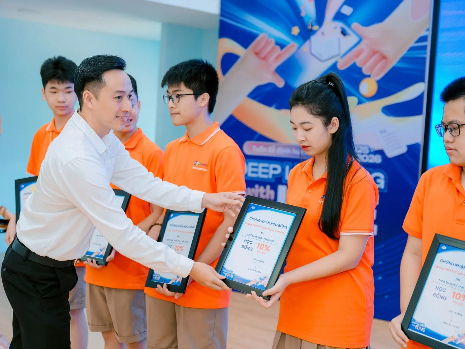 Đồng hành cùng con trong thời đại số an toàn và lành mạnh | FPT Schools