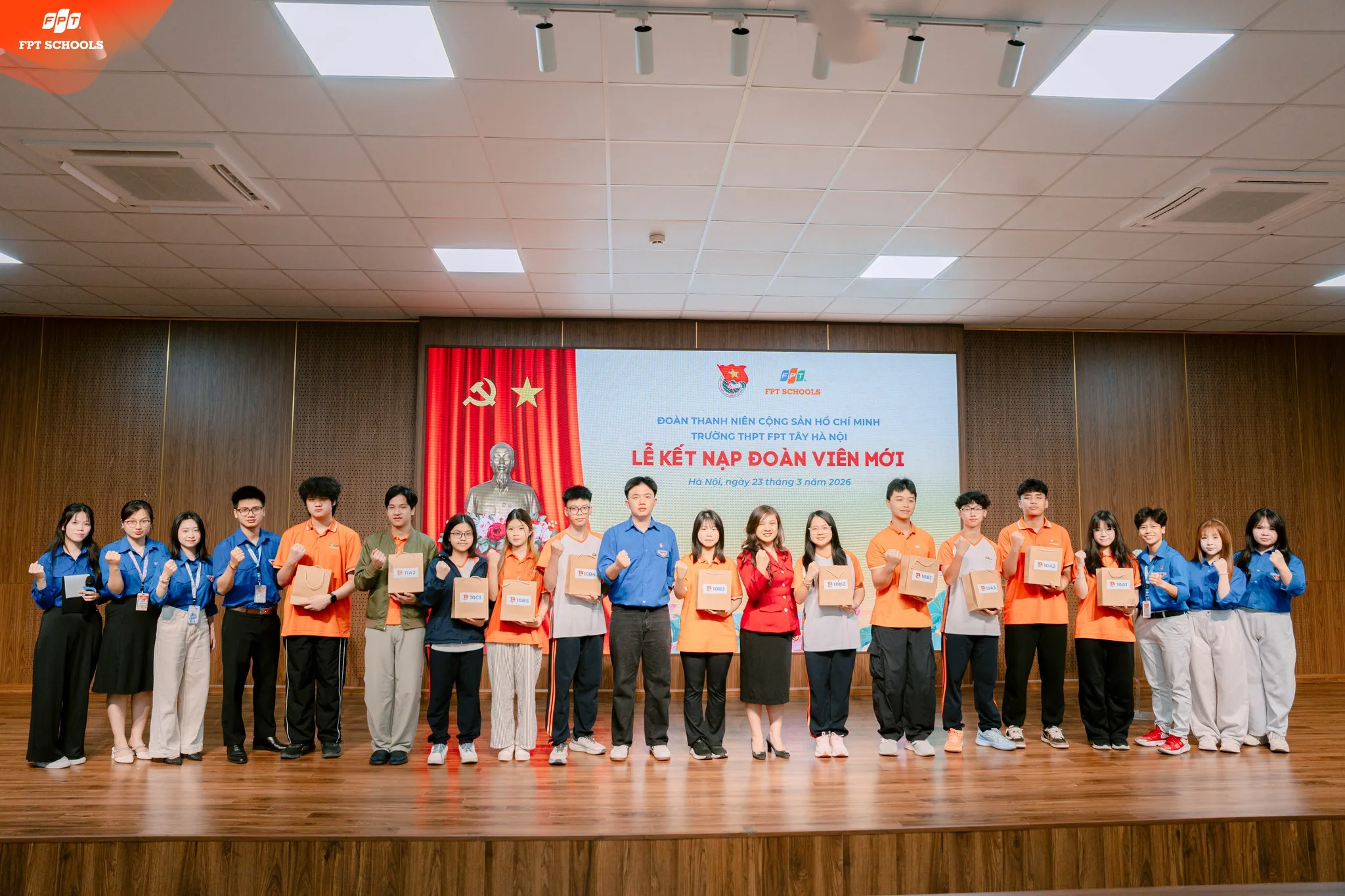 Hưởng ứng ngày thành lập Đoàn TNCS Hồ Chí Minh: Trường THPT FPT Tây Hà Nội tổ chức lễ kết nạp đoàn viên mới - FPT Education Hưởng ứng ngày thành lập Đoàn TNCS Hồ Chí Minh: Trường THPT FPT Tây Hà Nội tổ chức lễ kết nạp đoàn viên mới | FPT Schools