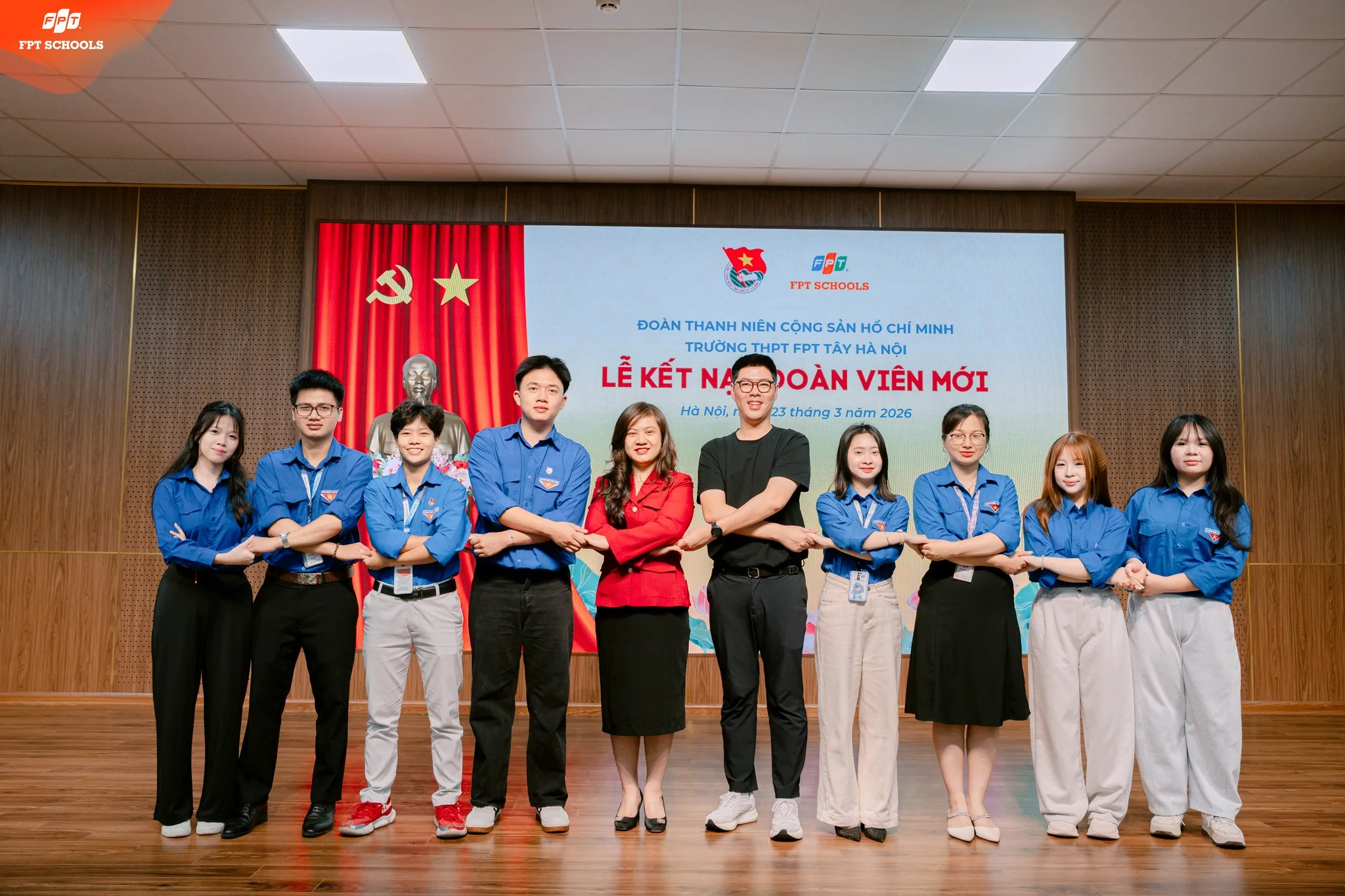 Hưởng ứng ngày thành lập Đoàn TNCS Hồ Chí Minh: Trường THPT FPT Tây Hà Nội tổ chức lễ kết nạp đoàn viên mới - FPT Education Hưởng ứng ngày thành lập Đoàn TNCS Hồ Chí Minh: Trường THPT FPT Tây Hà Nội tổ chức lễ kết nạp đoàn viên mới | FPT Schools