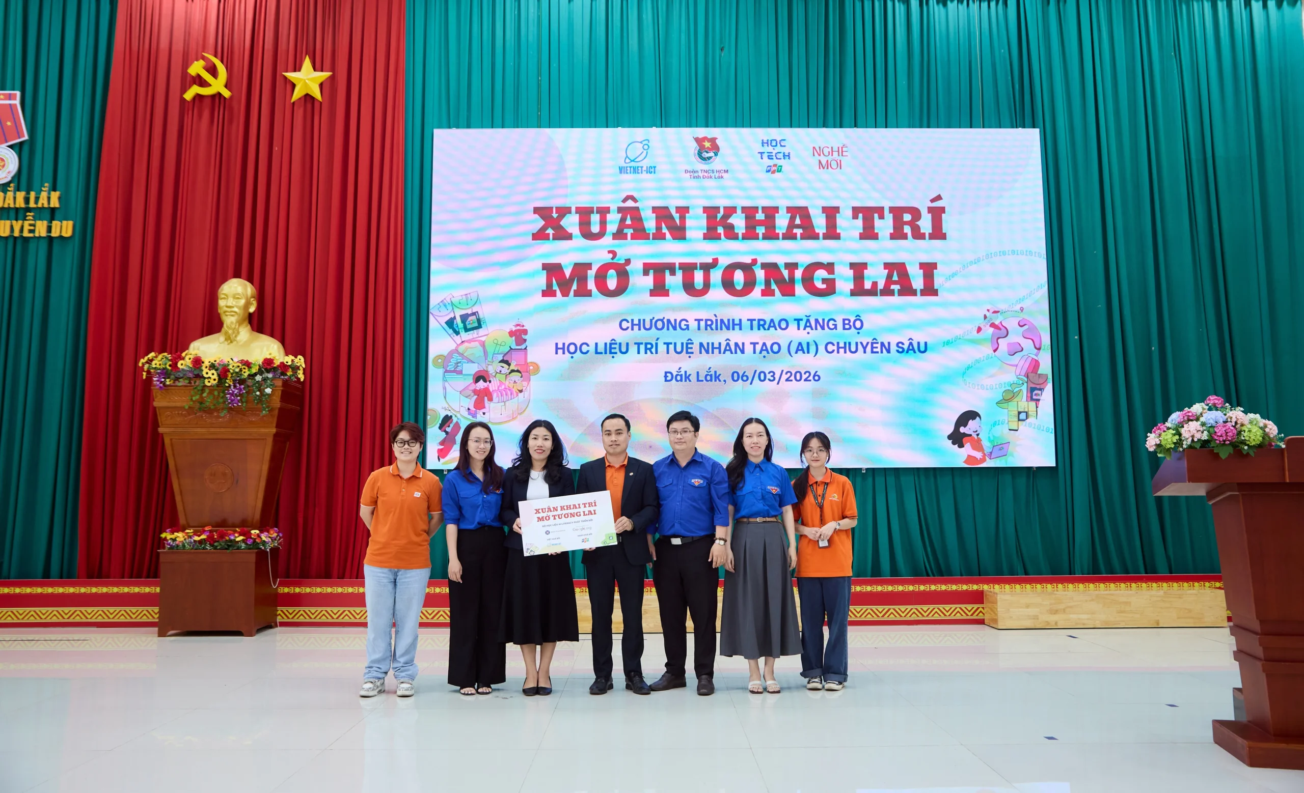 FPT trao tặng học liệu AI cho gần 1.000 học sinh THPT tại Đắk Lắk | FPT Schools