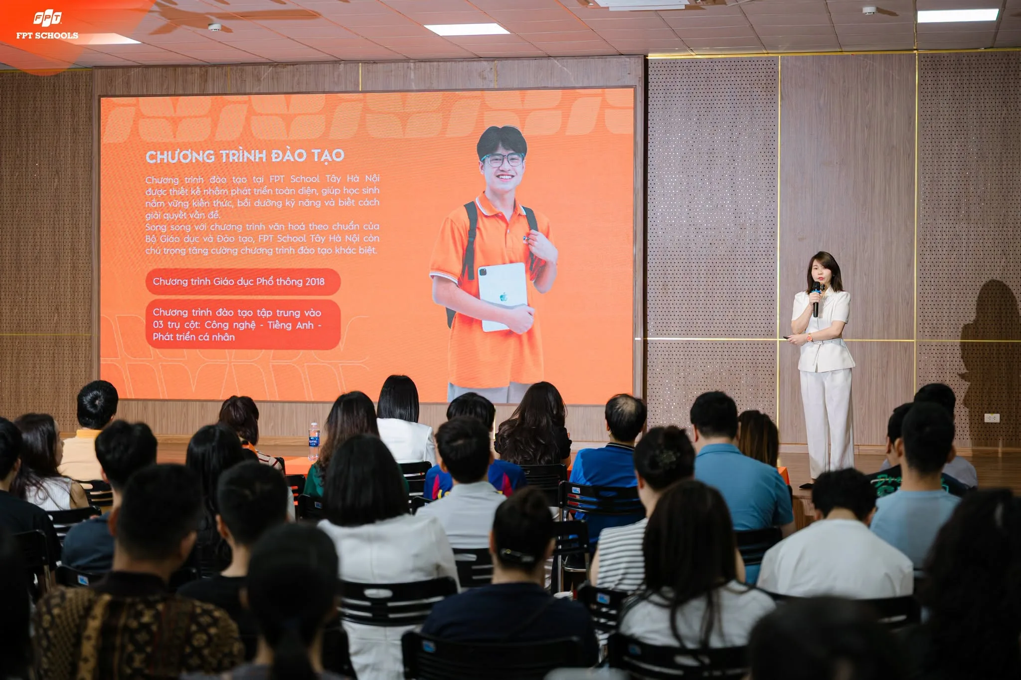 Tiếp nối chương trình, cô Nguyễn Thị Thu Hiền - Hiệu trưởng Trường THPT FPT Tây Hà Nội đã chia sẻ rõ hơn về cách nhà trường hiện thực hóa tinh thần “học tập thích ứng” trong môi trường giáo dục thực tế.