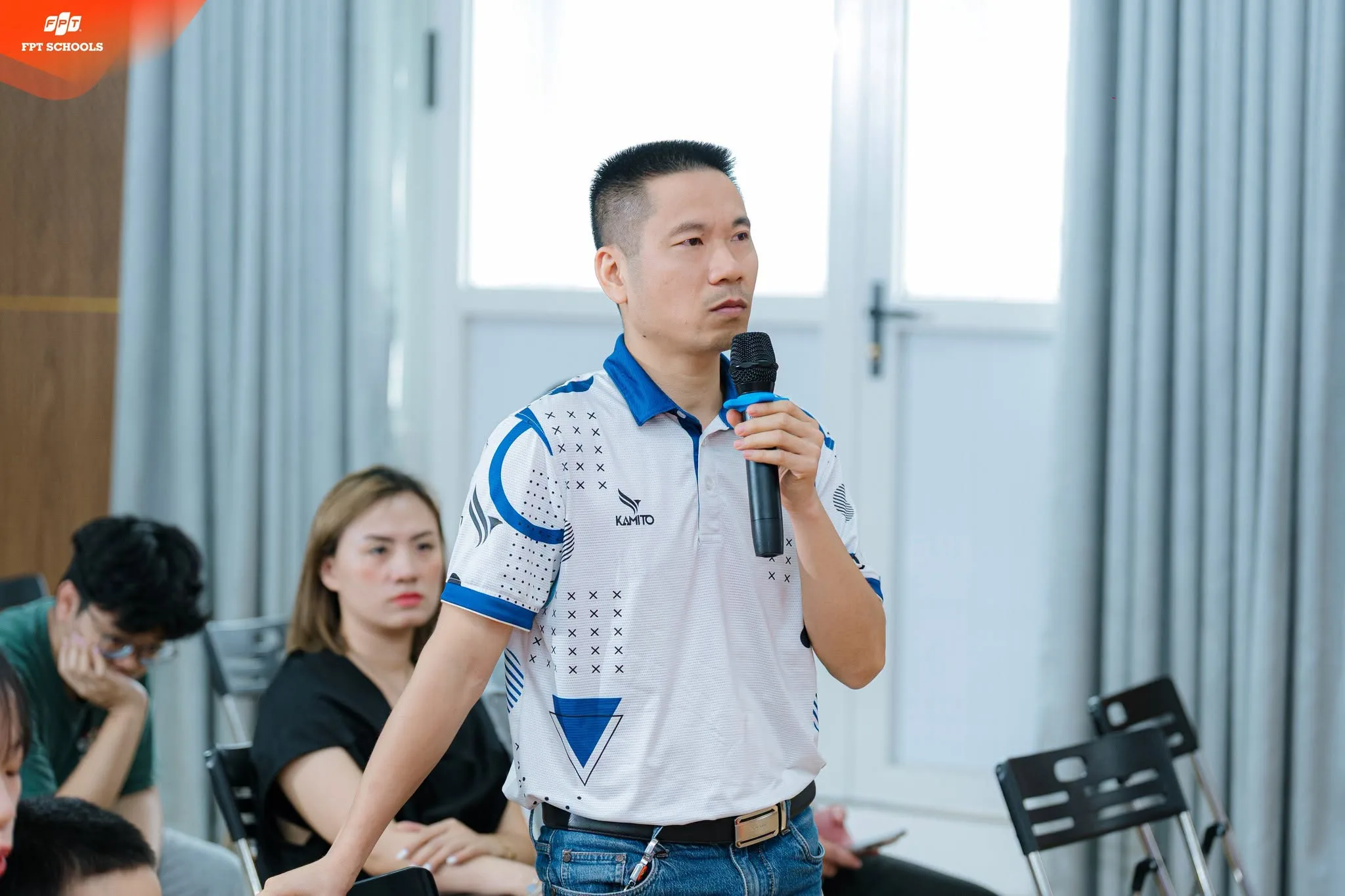 Ở phần hỏi đáp, Ban Giám hiệu nhà trường đã trực tiếp giải đáp nhiều băn khoăn của phụ huynh xoay quanh quá trình học tập và định hướng của con, từ việc sử dụng thiết bị học tập, lựa chọn tổ hợp đến những quan tâm liên quan tới lộ trình phát triển trong tương lai.