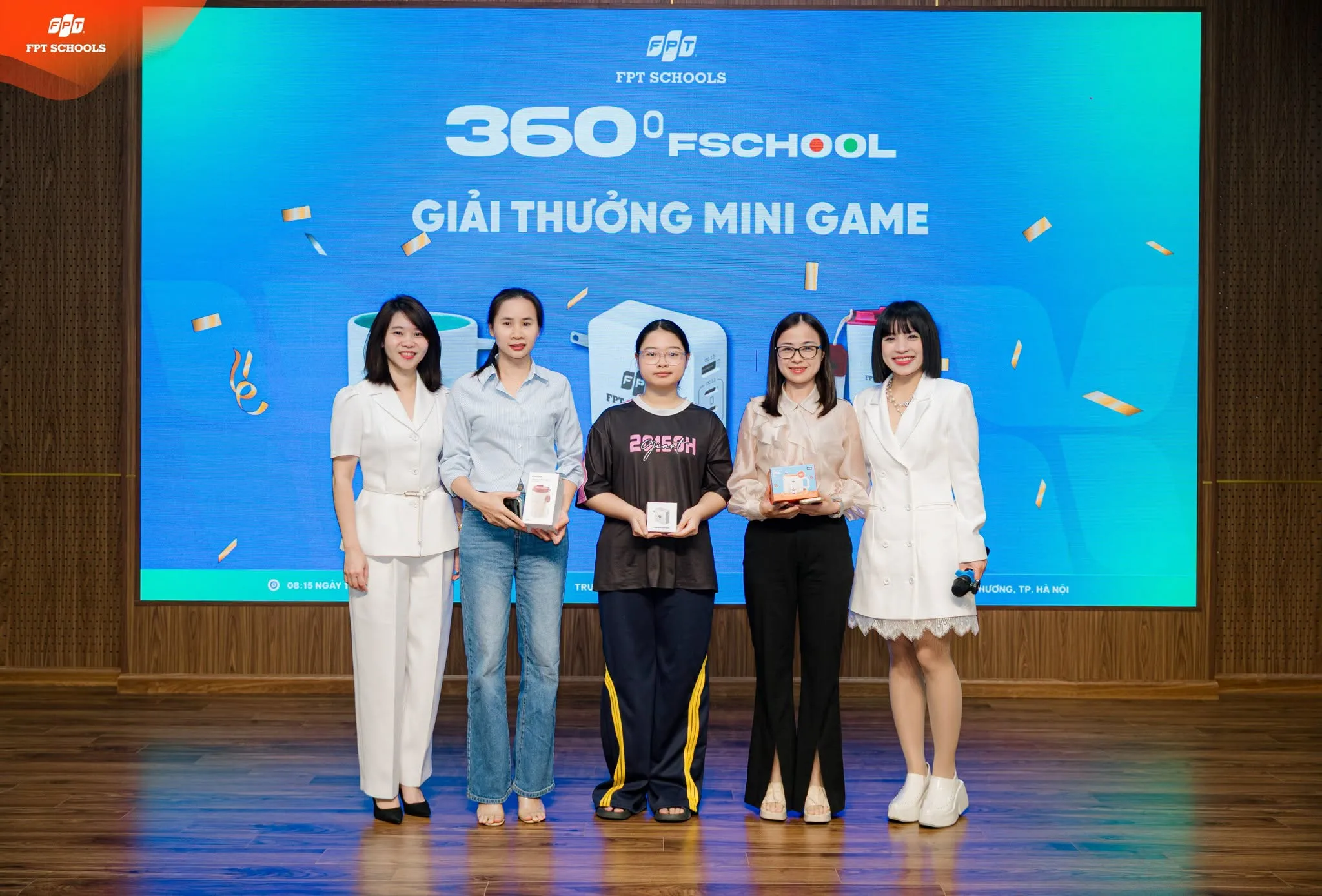 Trong khuôn khổ hội thảo 360° FSchool, bên cạnh phần talkshow và hỏi đáp trực tiếp cùng Ban Giám hiệu, Quý phụ huynh và học sinh đã cùng tham gia minigame tìm hiểu về FPT School Tây Hà Nội, đồng thời nhận được nhiều phần quà hấp dẫn từ Ban Tổ chức.