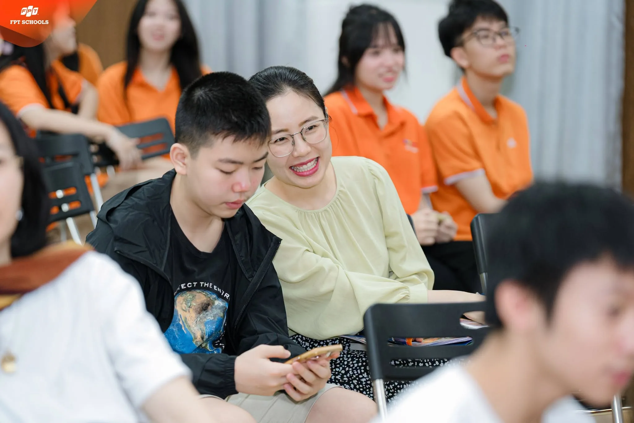 Ở phần hỏi đáp, Ban Giám hiệu nhà trường đã trực tiếp giải đáp nhiều băn khoăn của phụ huynh xoay quanh quá trình học tập và định hướng của con, từ việc sử dụng thiết bị học tập, lựa chọn tổ hợp đến những quan tâm liên quan tới lộ trình phát triển trong tương lai.