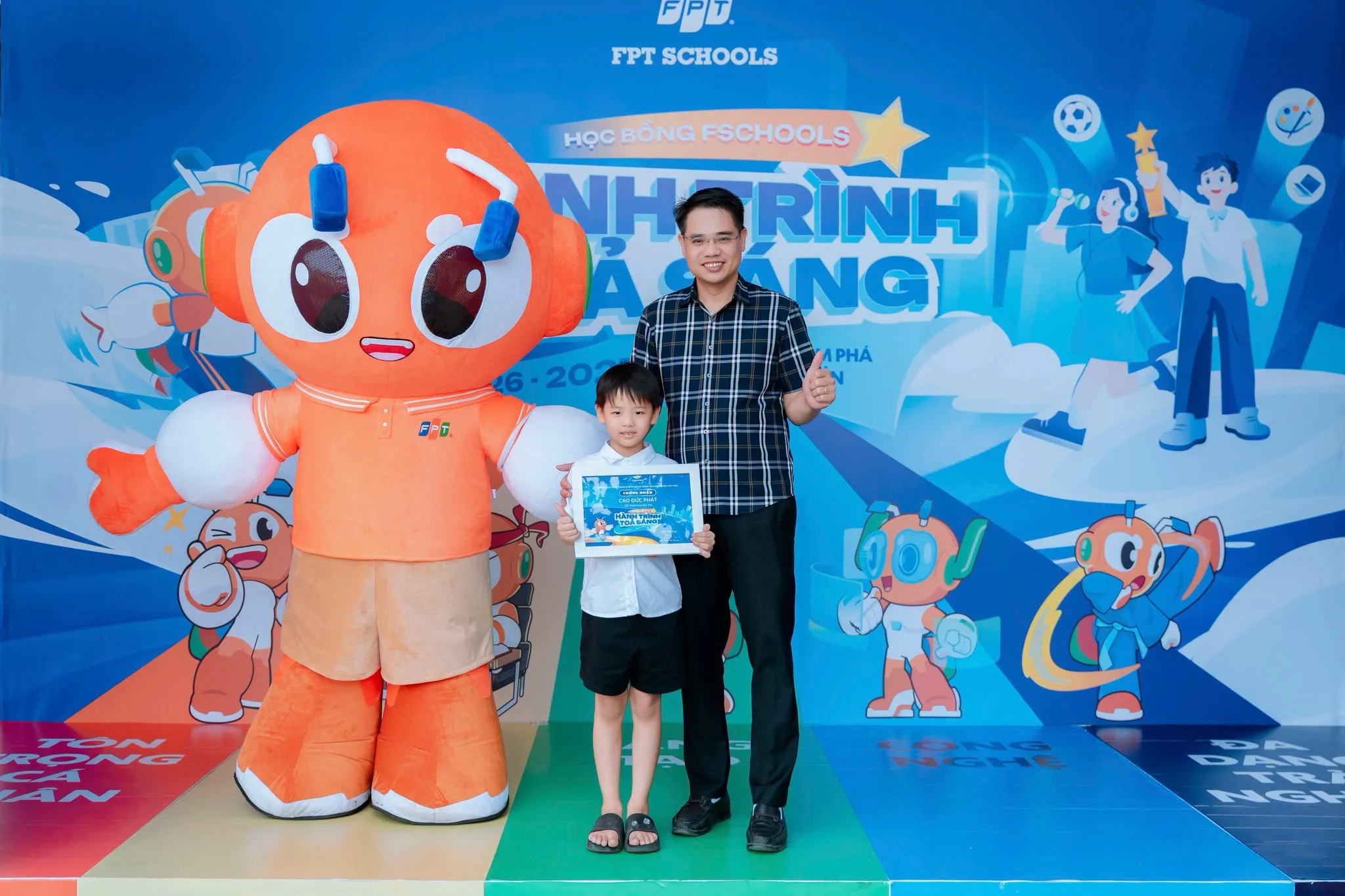 Hơn 200 phụ huynh, học sinh tham gia ngày hội phỏng vấn học bổng Hành trình toả sáng tại FPT School Vinh - FPT Education Hơn 200 phụ huynh, học sinh tham gia ngày hội phỏng vấn học bổng Hành trình toả sáng tại FPT School Vinh | FPT Schools