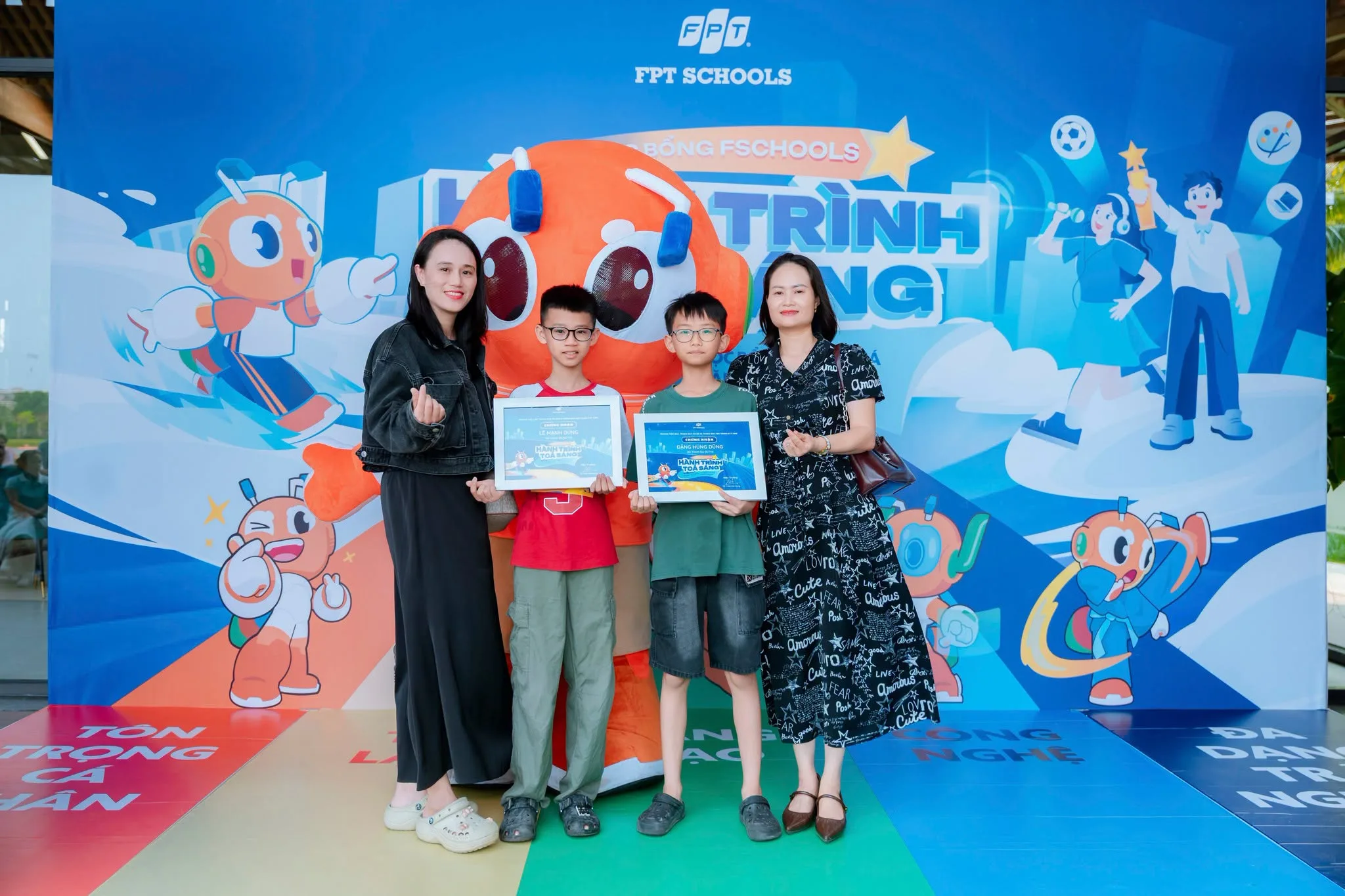 Hơn 200 phụ huynh, học sinh tham gia ngày hội phỏng vấn học bổng Hành trình toả sáng tại FPT School Vinh - FPT Education Hơn 200 phụ huynh, học sinh tham gia ngày hội phỏng vấn học bổng Hành trình toả sáng tại FPT School Vinh | FPT Schools