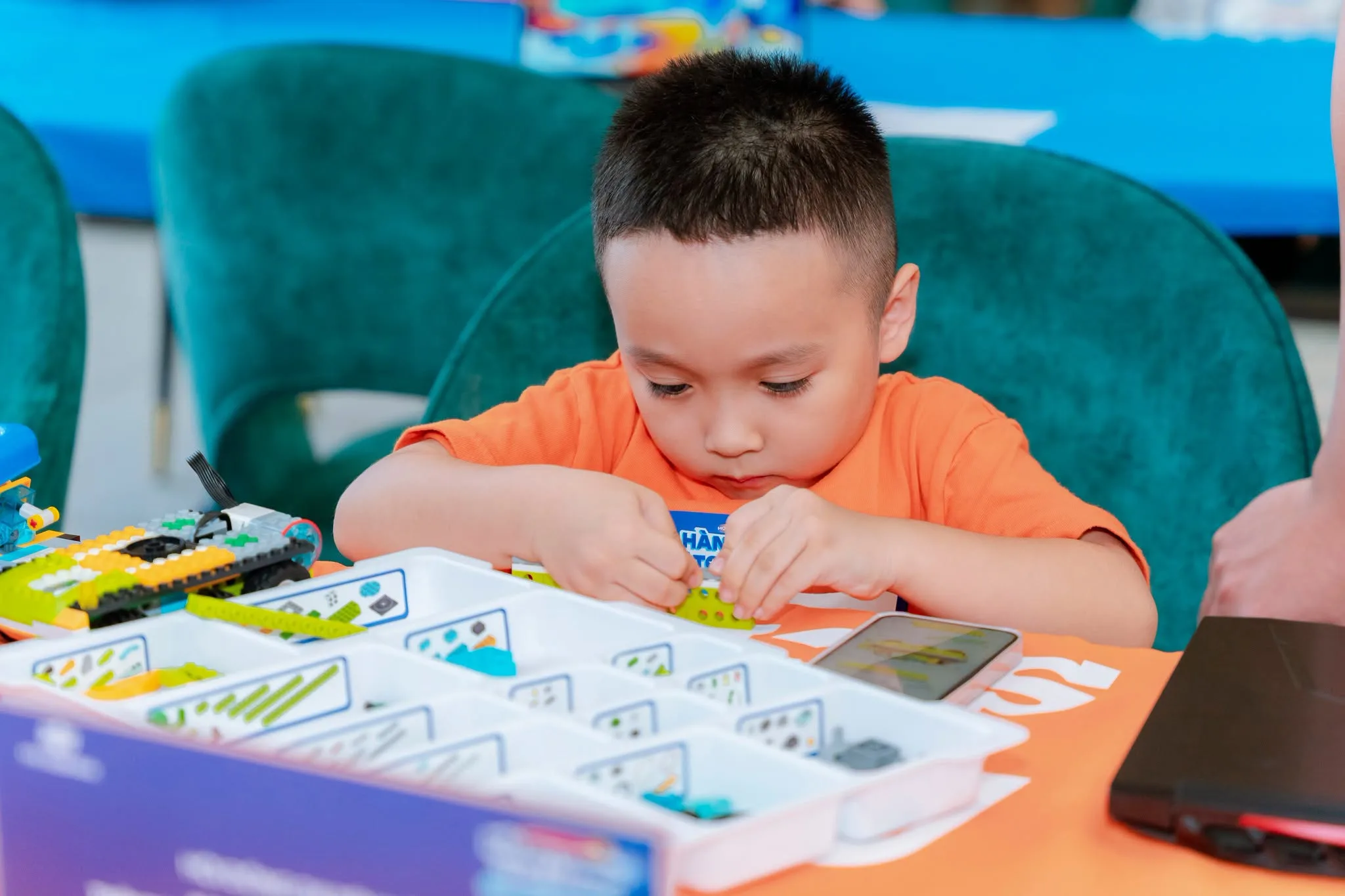 Hơn 200 phụ huynh, học sinh tham gia ngày hội phỏng vấn học bổng Hành trình toả sáng tại FPT School Vinh - FPT Education Hơn 200 phụ huynh, học sinh tham gia ngày hội phỏng vấn học bổng Hành trình toả sáng tại FPT School Vinh | FPT Schools