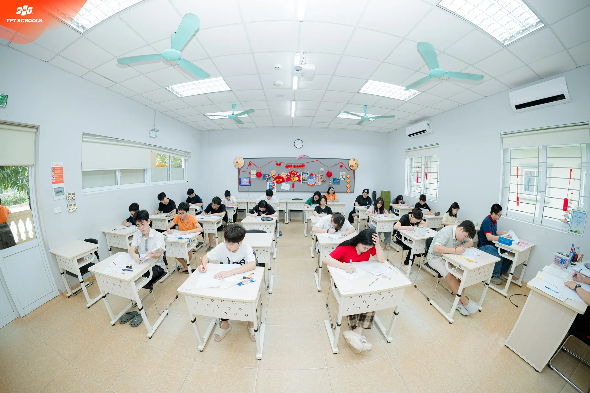 Kỳ đánh giá tìm kiếm học bổng FPT School Tây Hà Nội năm học 2026-2027 thu hút đông đảo học sinh tham gia - FPT Education Học tiếng Anh giao tiếp cho trẻ em