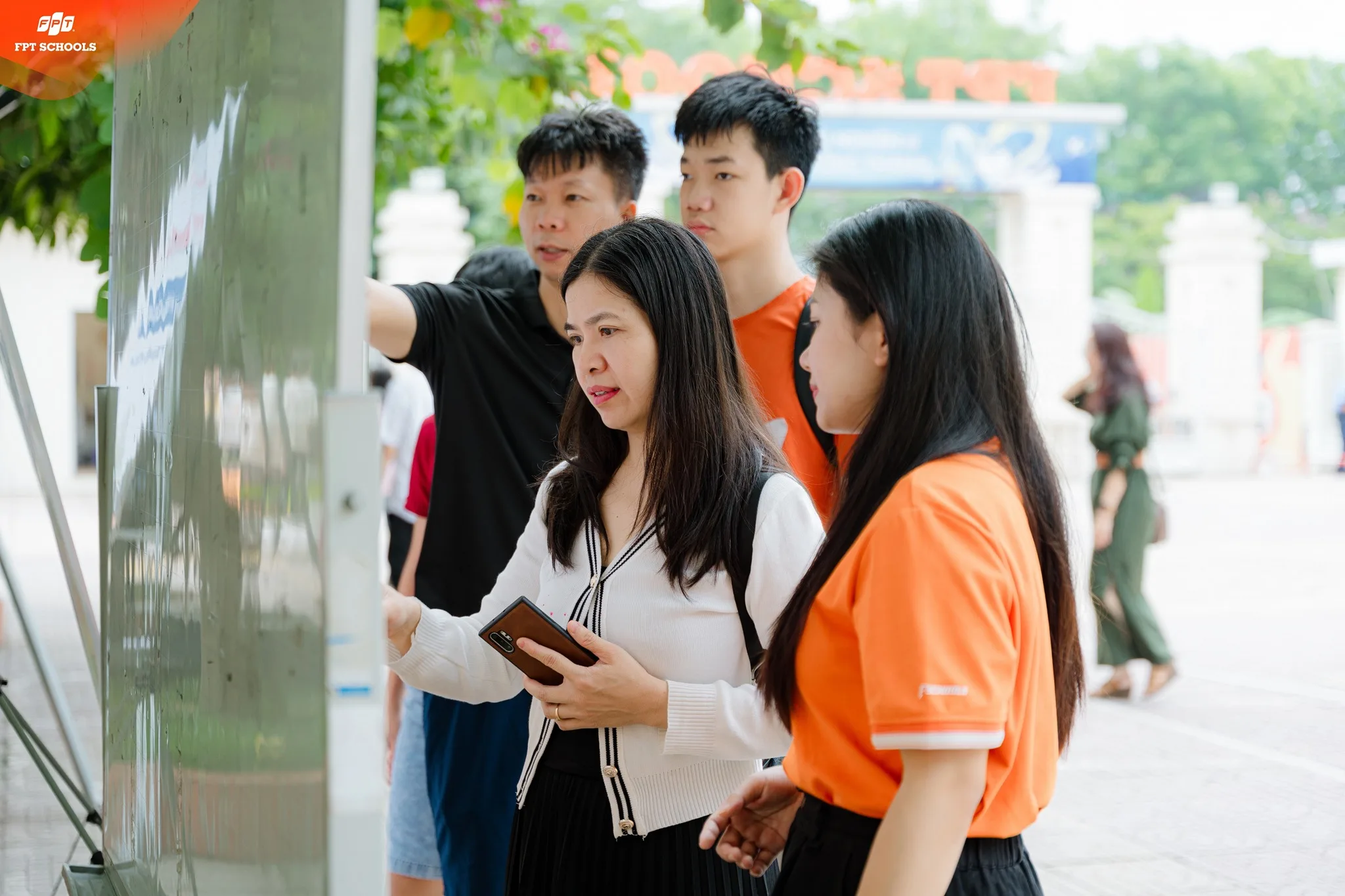 Kỳ đánh giá tìm kiếm học bổng FPT School Tây Hà Nội năm học 2026-2027 thu hút đông đảo học sinh tham gia - FPT Education có nên cho trẻ học ngoại ngữ sớm