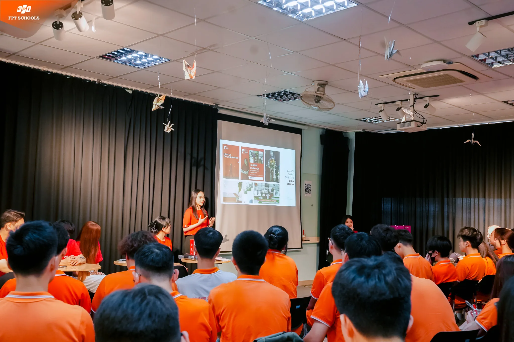 VỮNG BƯỚC HÀNH TRANG TRƯỚC NGƯỠNG CỬA ĐẠI HỌC CÙNG HỌC SINH TRƯỜNG THPT FPT HÀ NỘI - FPT Education cách rèn luyện tự tin cho trẻ