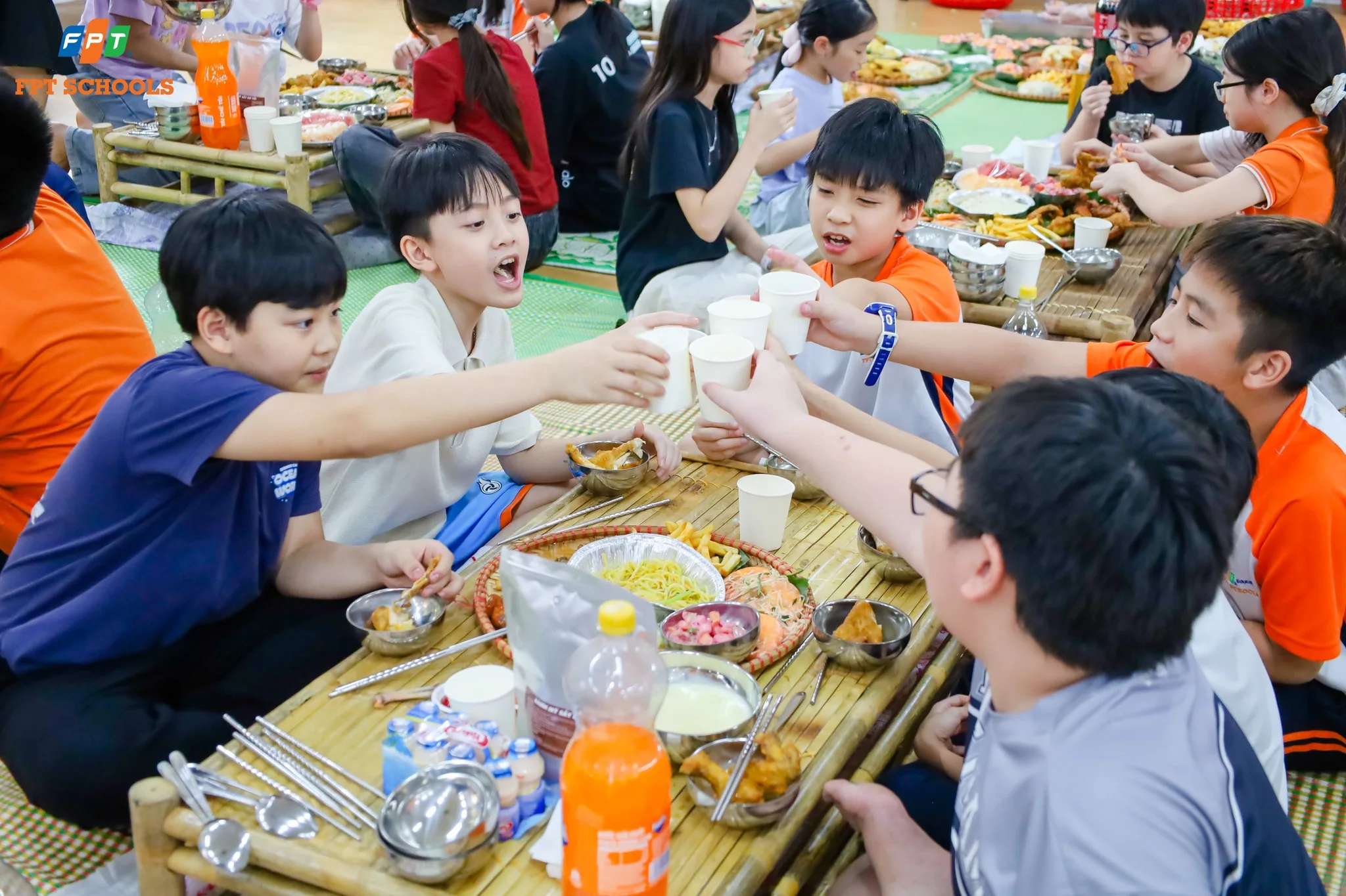 Khép lại năm học 2025 - 2026 tại nhà F bằng một bữa tiệc buffet linh đình - FPT Education Khép lại năm học 2025 - 2026 tại nhà F bằng một bữa tiệc buffet linh đình | FPT Schools