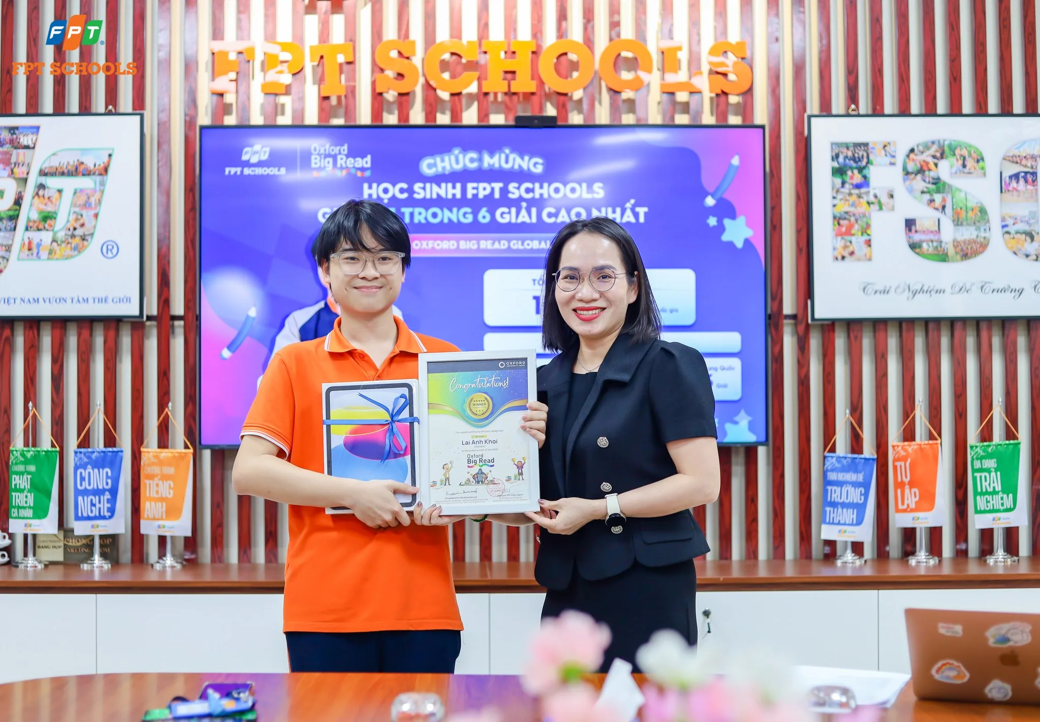NXB Đại học Oxford trực tiếp trao giải Winner toàn cầu cho học sinh FPT School Cầu Giấy | FPT Schools