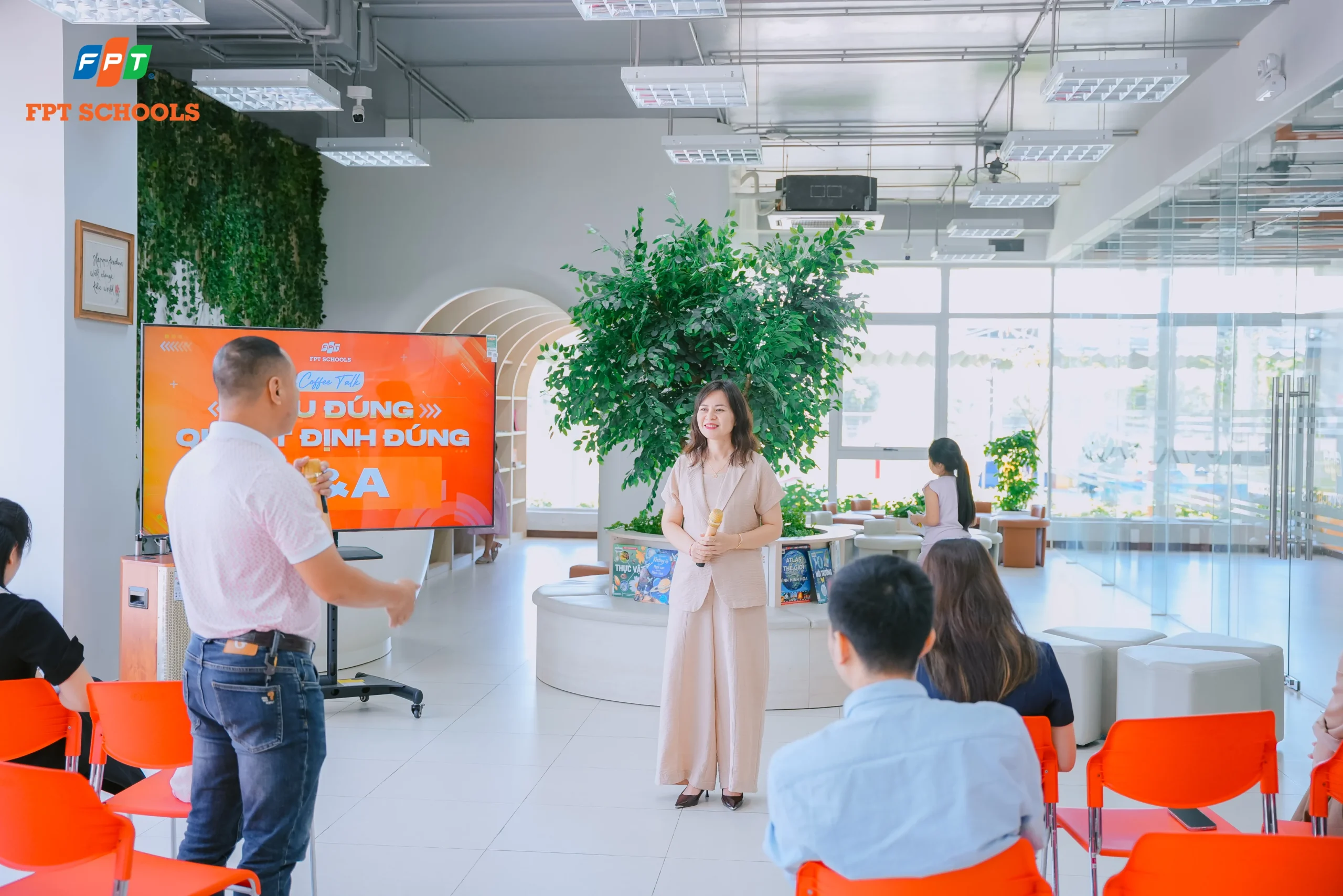 Cô Hà Thị Thu Hiền - Hiệu trưởng FPT School Thanh Hoá đại diện Ban giám hiệu giải đáp băn khoăn của phụ huynh