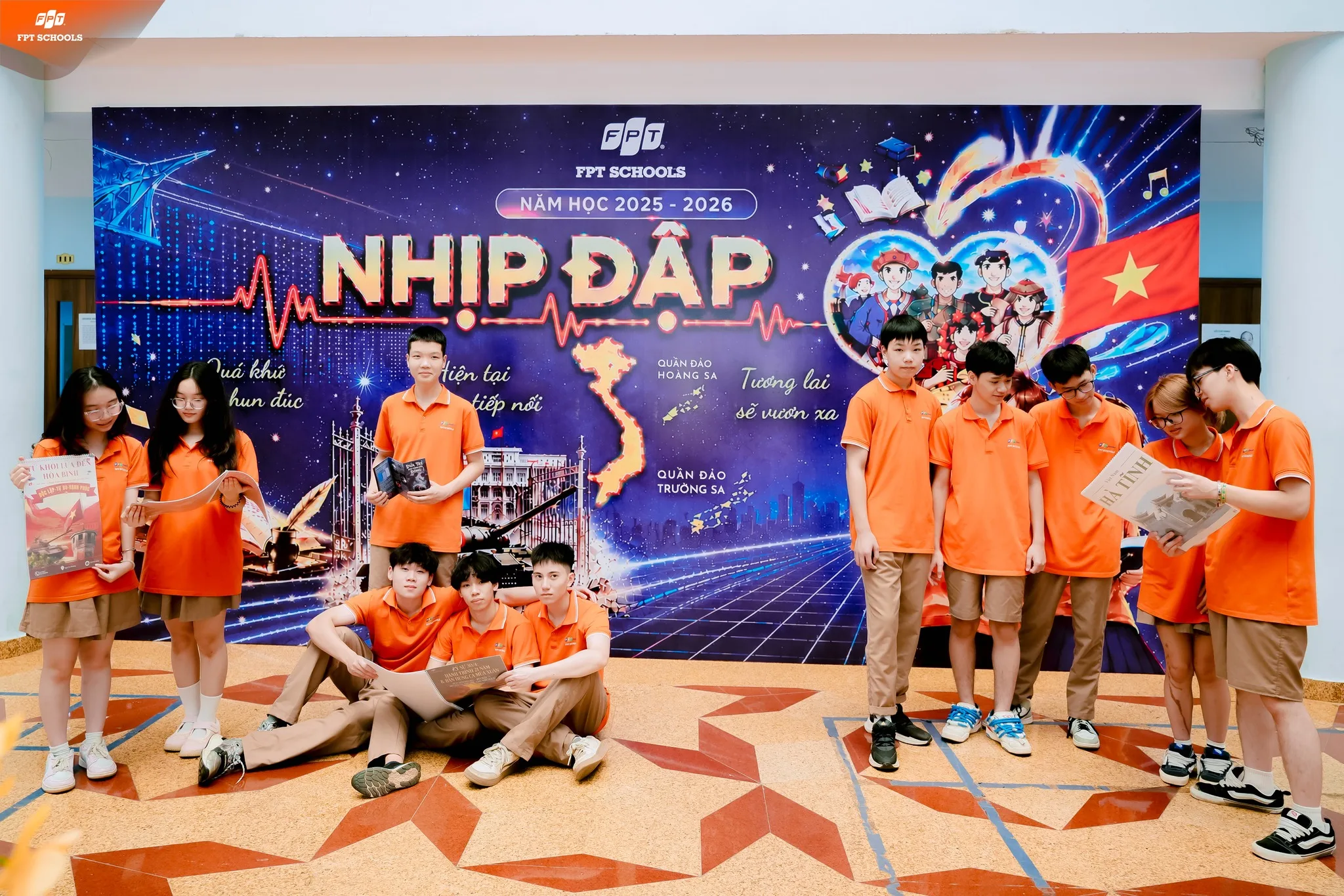 Triển lãm “nhịp đập”: khi bài học trên trang giấy được “F5” qua lăng kính của học sinh Trường THPT FPT Hà Nội. - FPT Education Triển lãm “nhịp đập”: khi bài học trên trang giấy được “F5” qua lăng kính của học sinh Trường THPT FPT Hà Nội. | FPT Schools