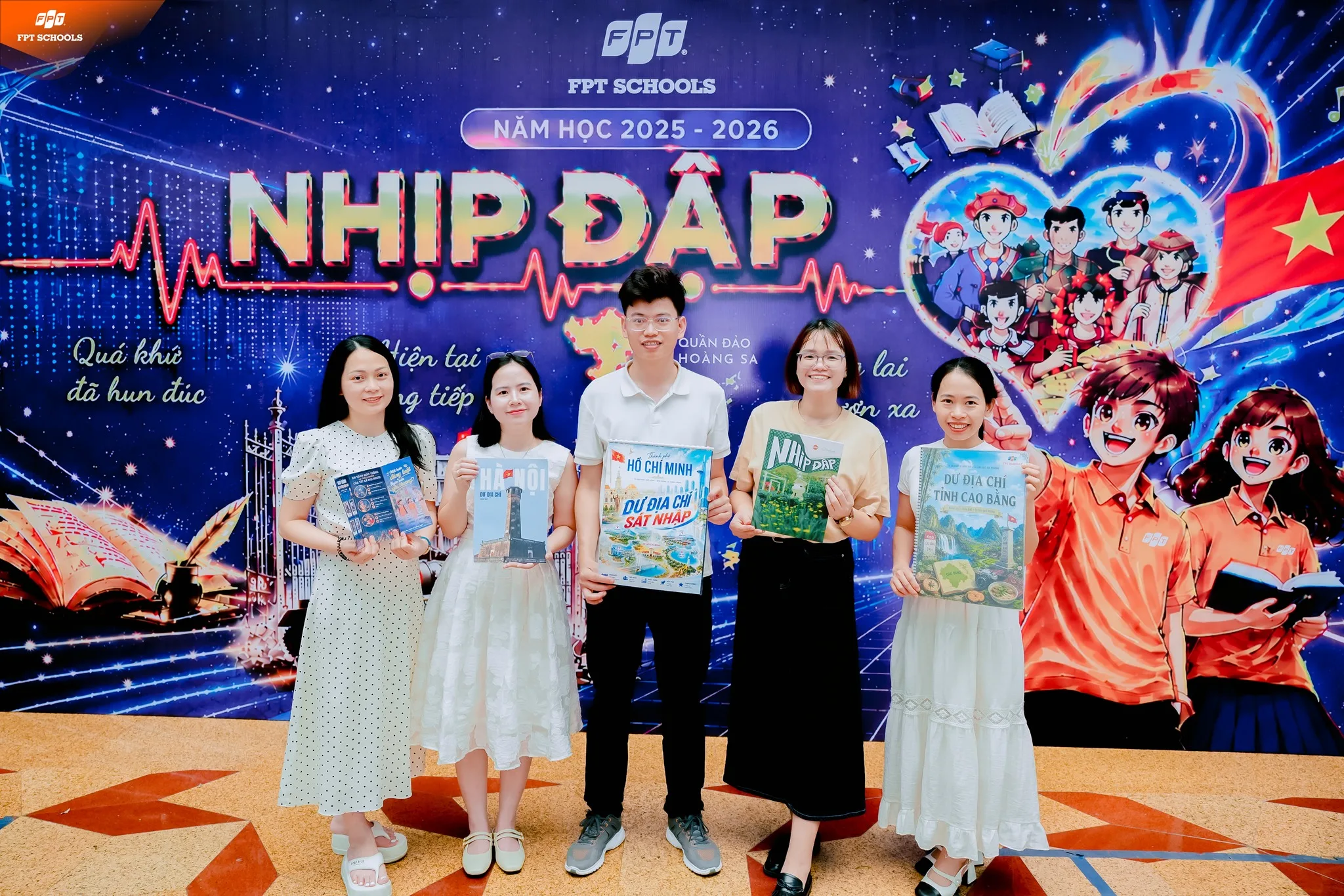 Triển lãm “nhịp đập”: khi bài học trên trang giấy được “F5” qua lăng kính của học sinh Trường THPT FPT Hà Nội. - FPT Education Triển lãm “nhịp đập”: khi bài học trên trang giấy được “F5” qua lăng kính của học sinh Trường THPT FPT Hà Nội. | FPT Schools