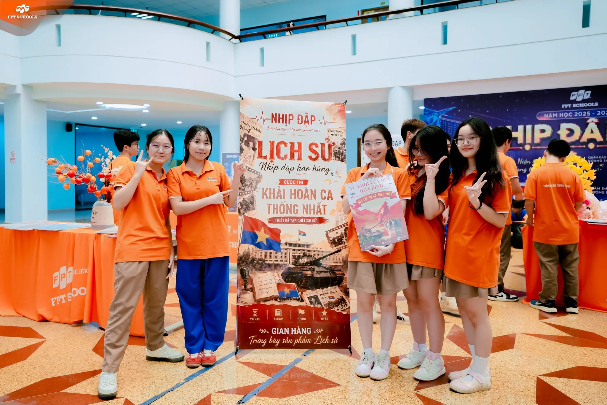 Triển lãm “nhịp đập”: khi bài học trên trang giấy được “F5” qua lăng kính của học sinh Trường THPT FPT Hà Nội. - FPT Education Triển lãm “nhịp đập”: khi bài học trên trang giấy được “F5” qua lăng kính của học sinh Trường THPT FPT Hà Nội. | FPT Schools