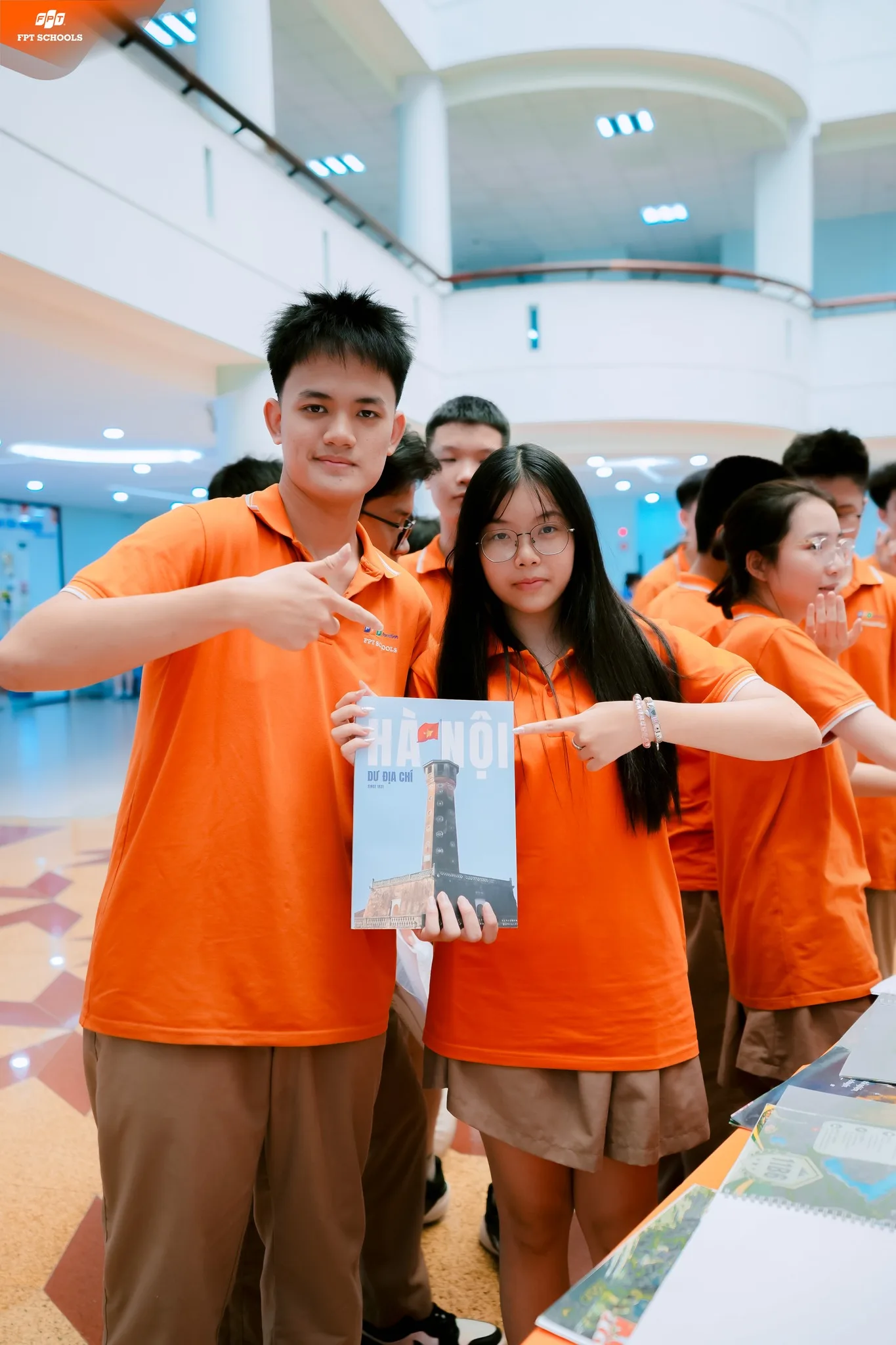Triển lãm “nhịp đập”: khi bài học trên trang giấy được “F5” qua lăng kính của học sinh Trường THPT FPT Hà Nội. - FPT Education Triển lãm “nhịp đập”: khi bài học trên trang giấy được “F5” qua lăng kính của học sinh Trường THPT FPT Hà Nội. | FPT Schools