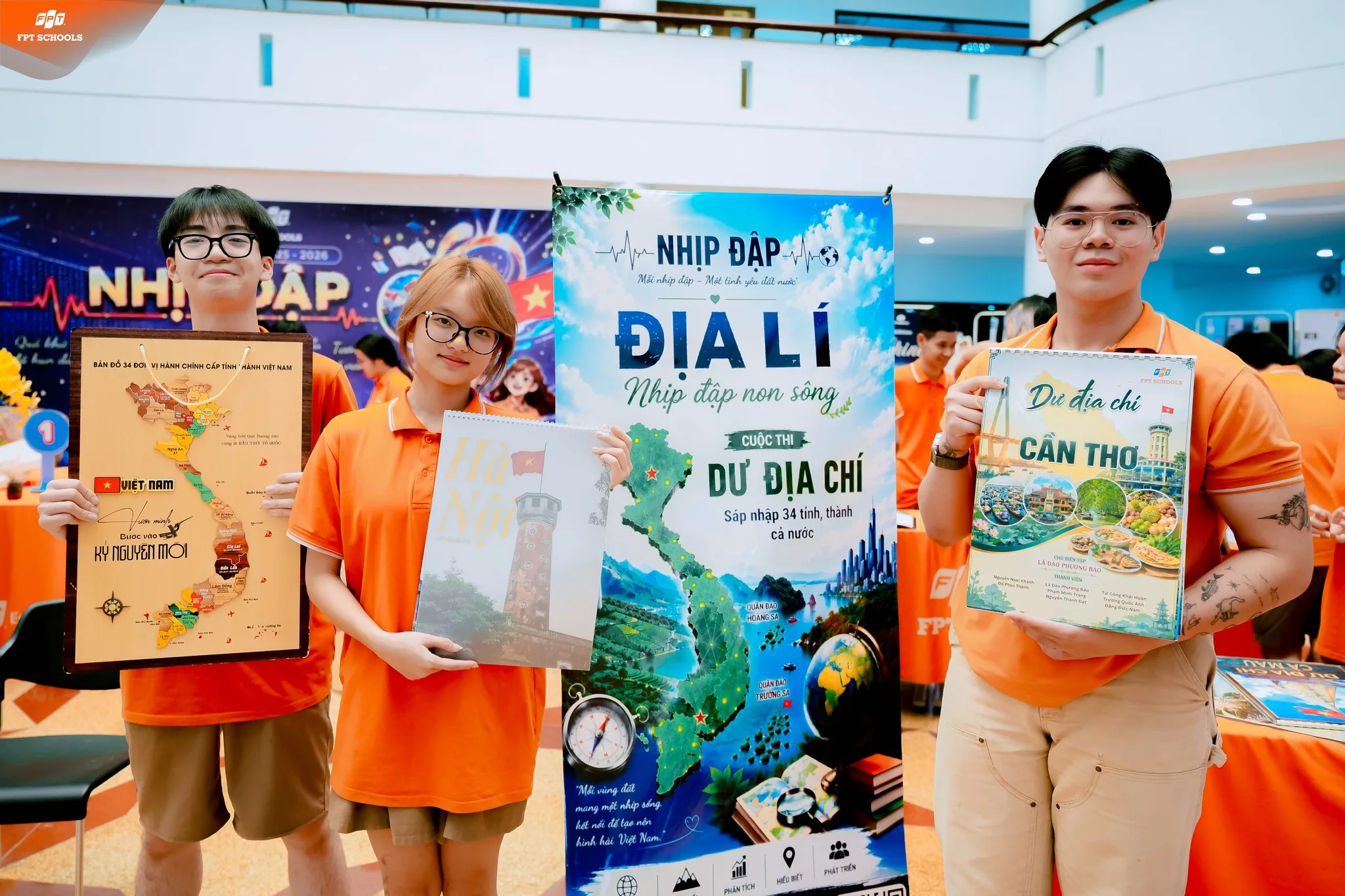 Triển lãm “nhịp đập”: khi bài học trên trang giấy được “F5” qua lăng kính của học sinh Trường THPT FPT Hà Nội. - FPT Education Triển lãm “nhịp đập”: khi bài học trên trang giấy được “F5” qua lăng kính của học sinh Trường THPT FPT Hà Nội. | FPT Schools