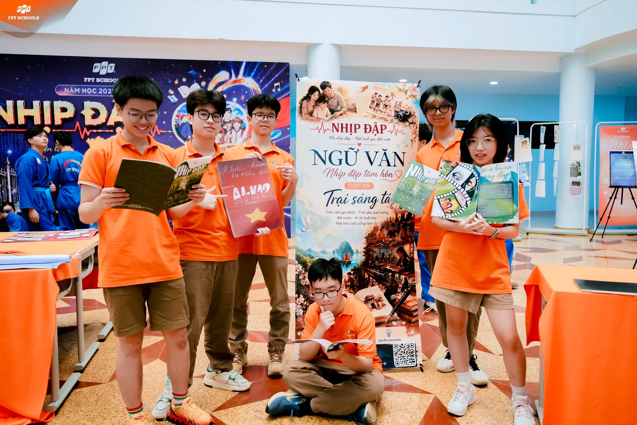 Triển lãm “nhịp đập”: khi bài học trên trang giấy được “F5” qua lăng kính của học sinh Trường THPT FPT Hà Nội. | FPT Schools