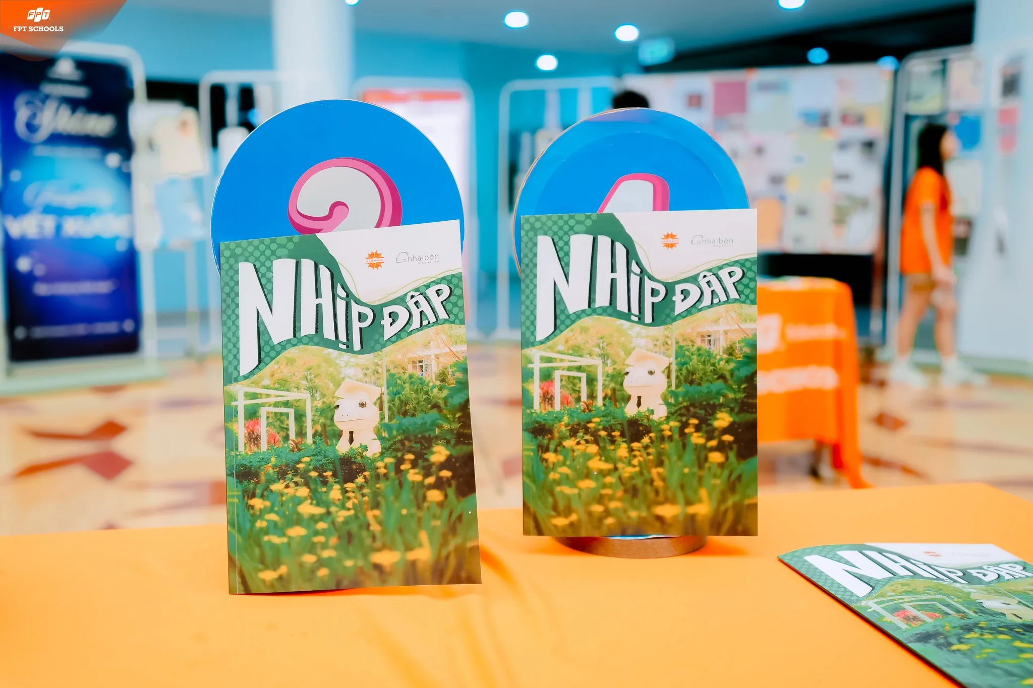 Triển lãm “nhịp đập”: khi bài học trên trang giấy được “F5” qua lăng kính của học sinh Trường THPT FPT Hà Nội. - FPT Education Triển lãm “nhịp đập”: khi bài học trên trang giấy được “F5” qua lăng kính của học sinh Trường THPT FPT Hà Nội. | FPT Schools