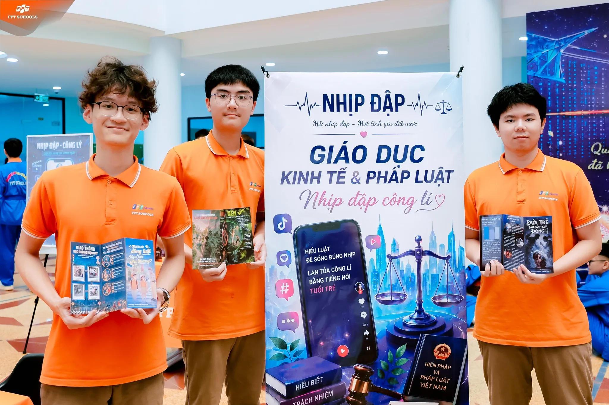 Triển lãm “nhịp đập”: khi bài học trên trang giấy được “F5” qua lăng kính của học sinh Trường THPT FPT Hà Nội. - FPT Education Triển lãm “nhịp đập”: khi bài học trên trang giấy được “F5” qua lăng kính của học sinh Trường THPT FPT Hà Nội. | FPT Schools