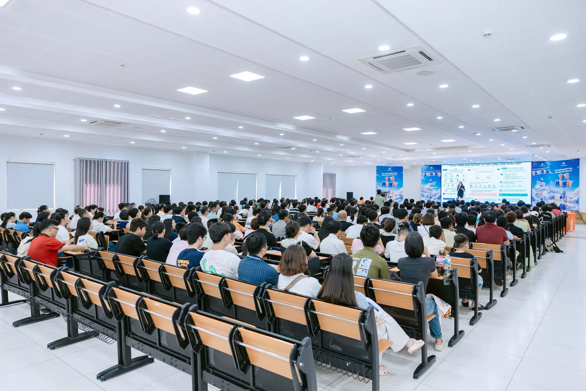 GẦN 400 PHỤ HUYNH VÀ HỌC SINH THAM GIA HỘI THẢO “PAVE MY WAY” – ĐỊNH HƯỚNG CHƯƠNG TRÌNH GIÁO DỤC PHỔ THÔNG 2018 TẠI THPT FPT ĐÀ NẴNG | FPT Schools