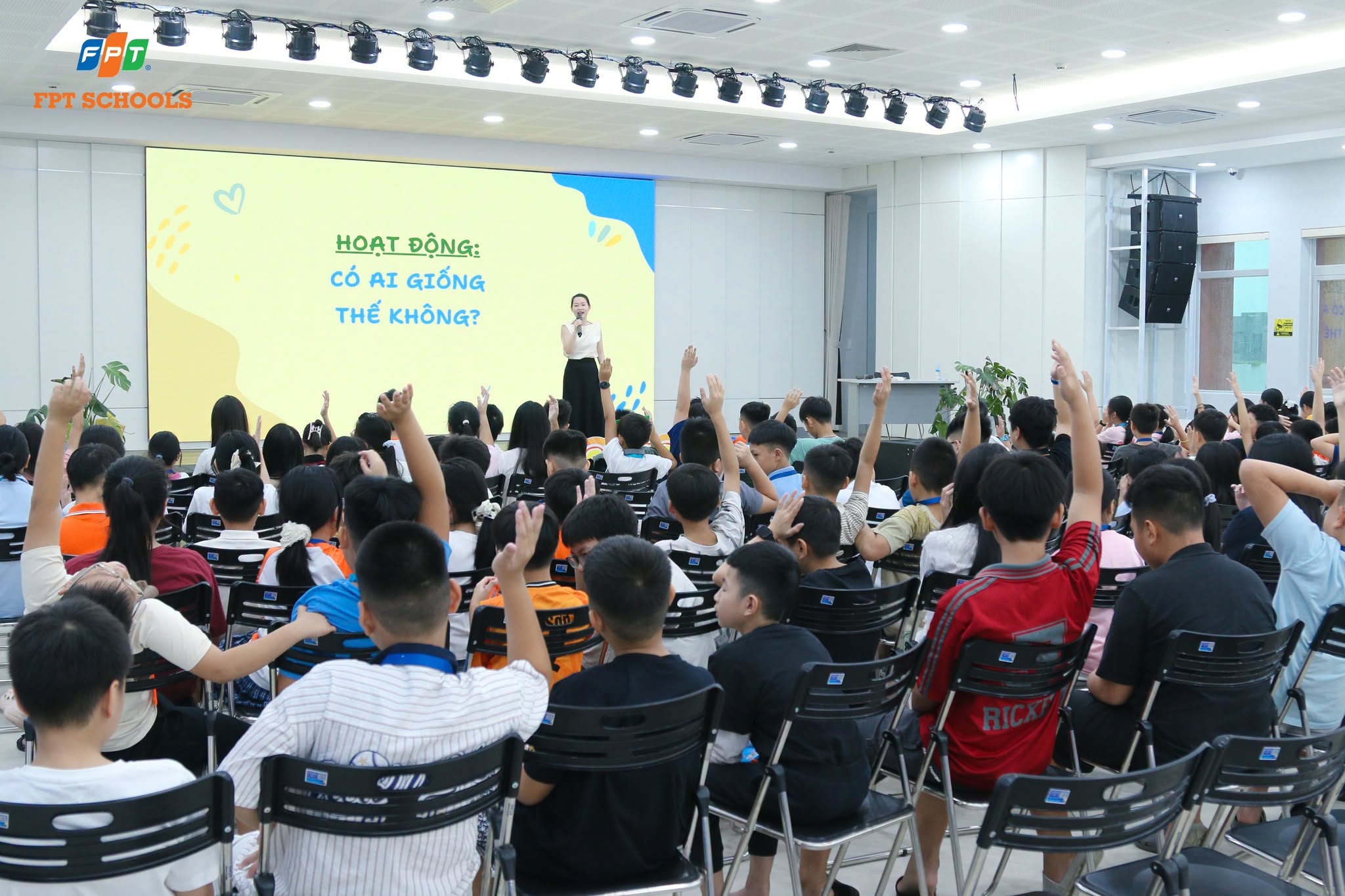 Học sinh FPT School Vinh sôi nổi tham gia các hoạt động trong tuần định hướng đầu tiên - FPT Education Workshop tâm lý giúp học sinh FPT School Vinh làm quen với môi trường mới.